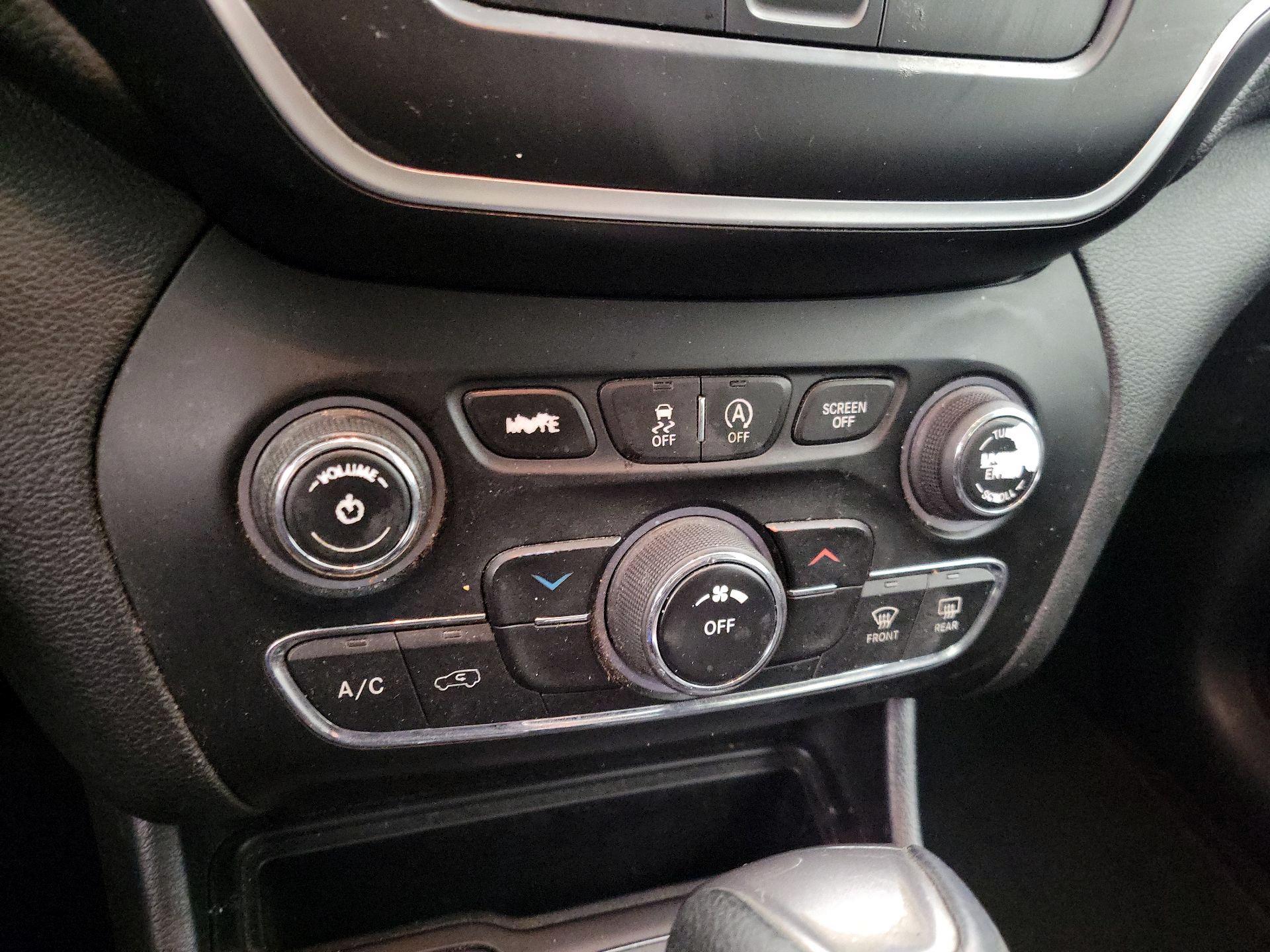 Thumbnail: 2019 Jeep Cherokee - 16