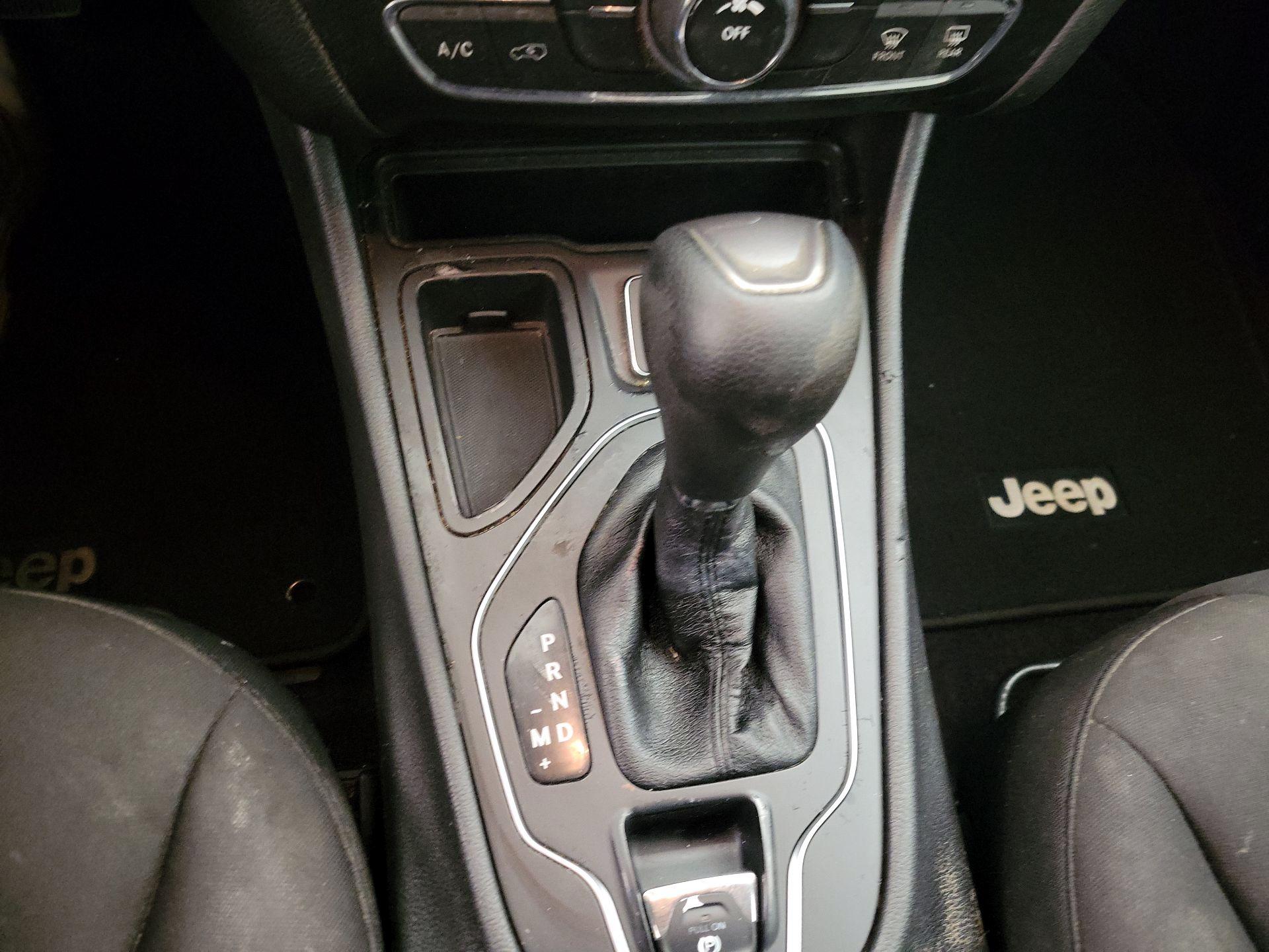 Thumbnail: 2019 Jeep Cherokee - 17