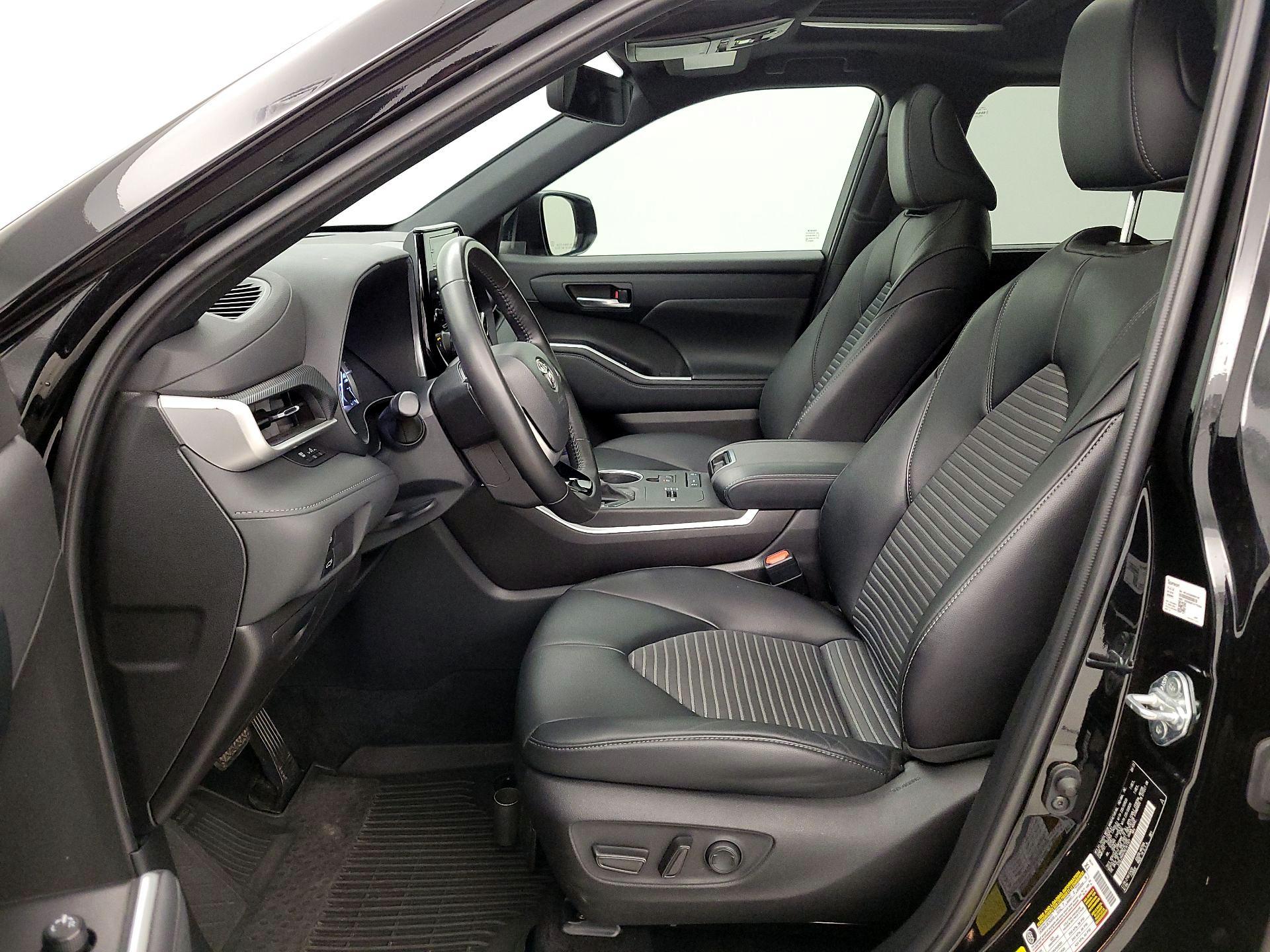 Thumbnail: 2022 Toyota Highlander - 11