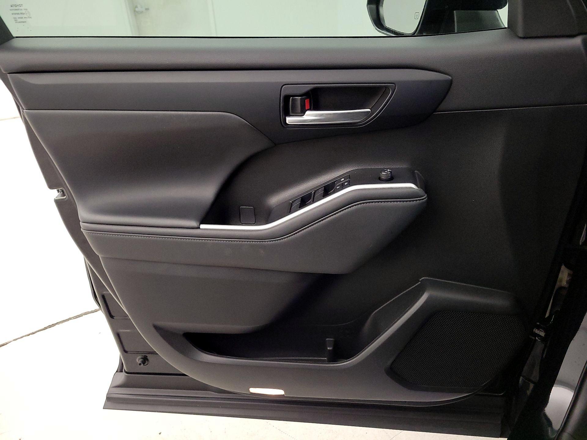 Thumbnail: 2022 Toyota Highlander - 12