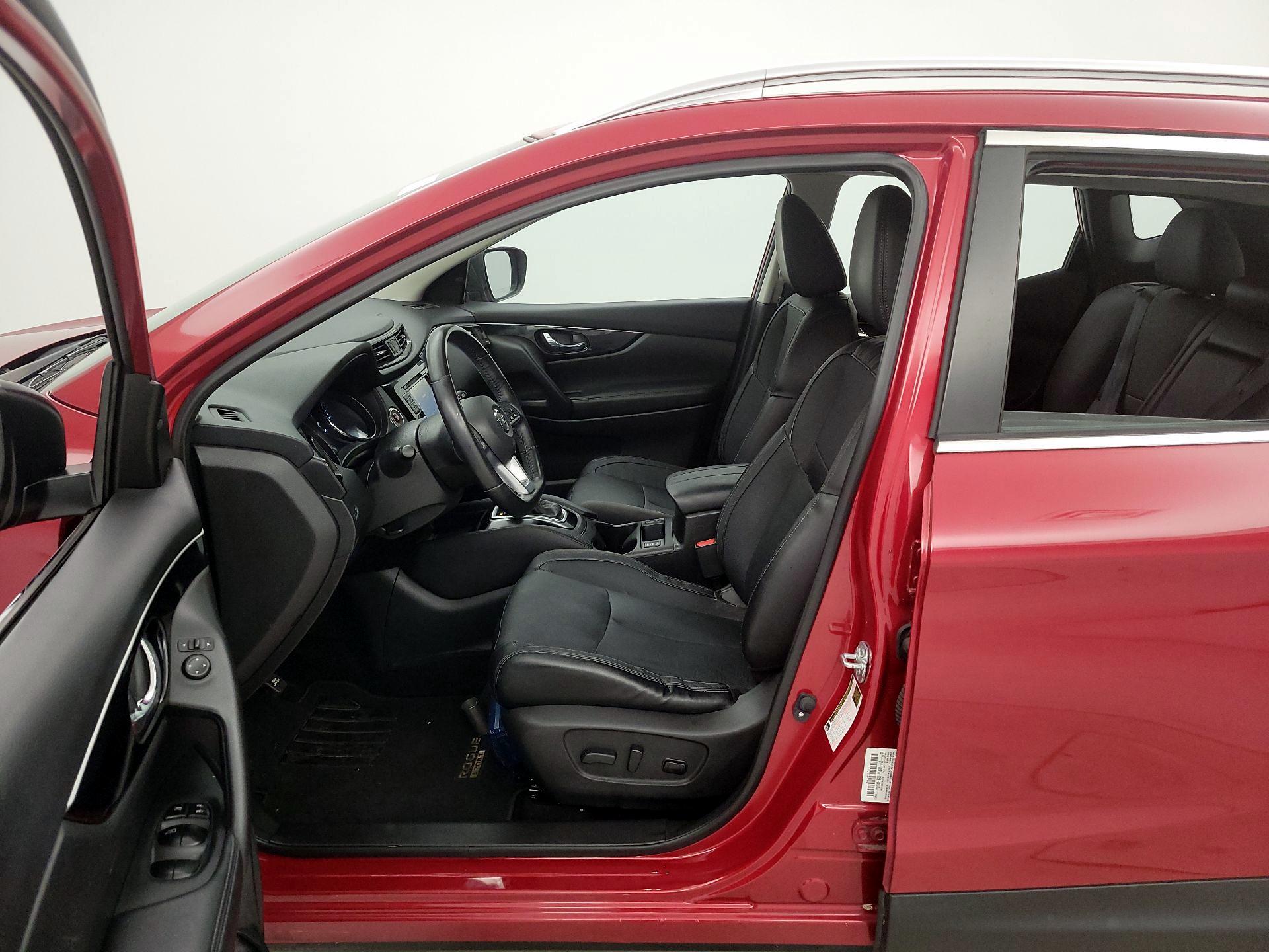 Thumbnail: 2017 Nissan Rogue Sport - 11