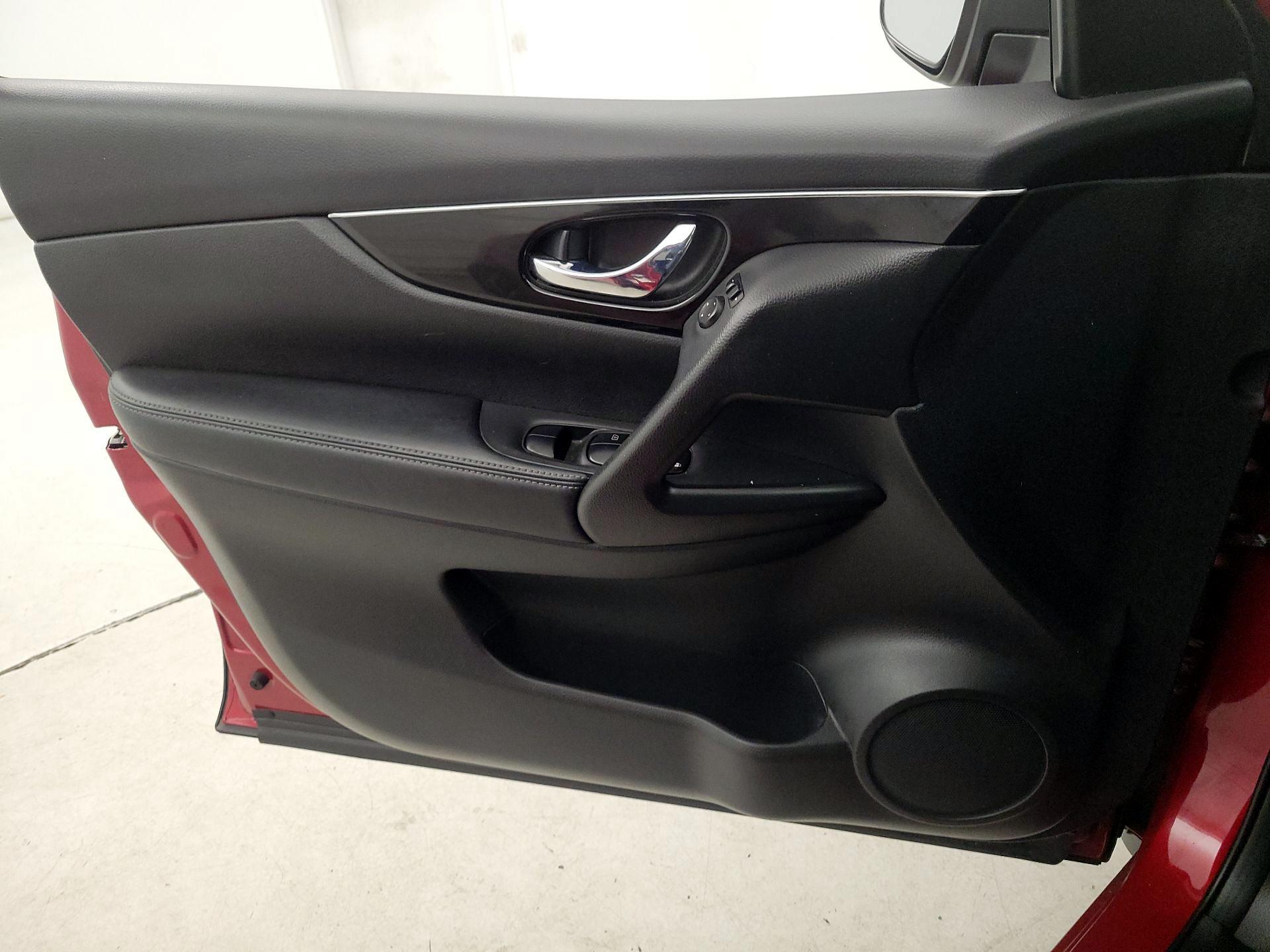 Thumbnail: 2017 Nissan Rogue Sport - 12