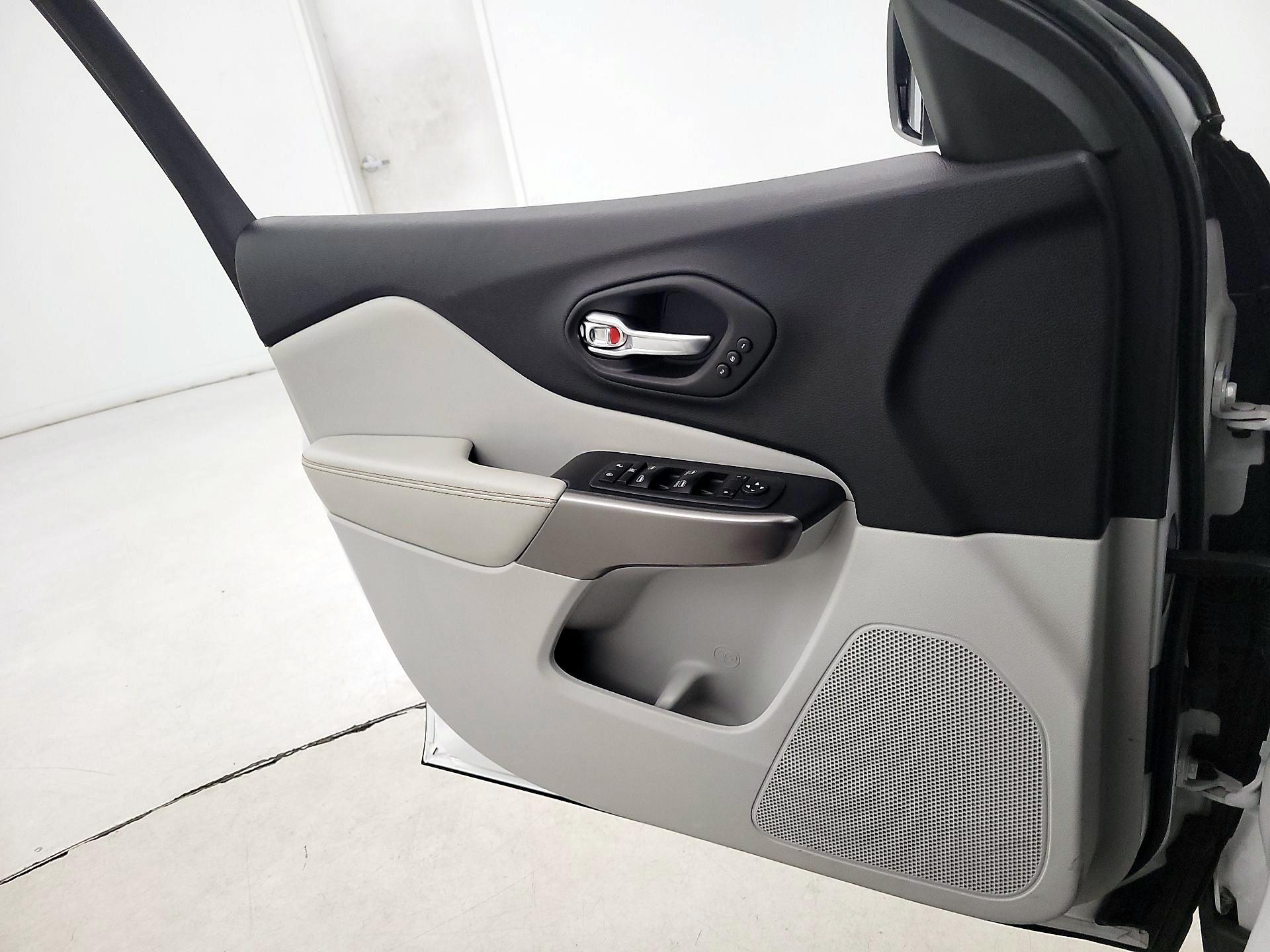 Thumbnail: 2020 Jeep Cherokee - 12