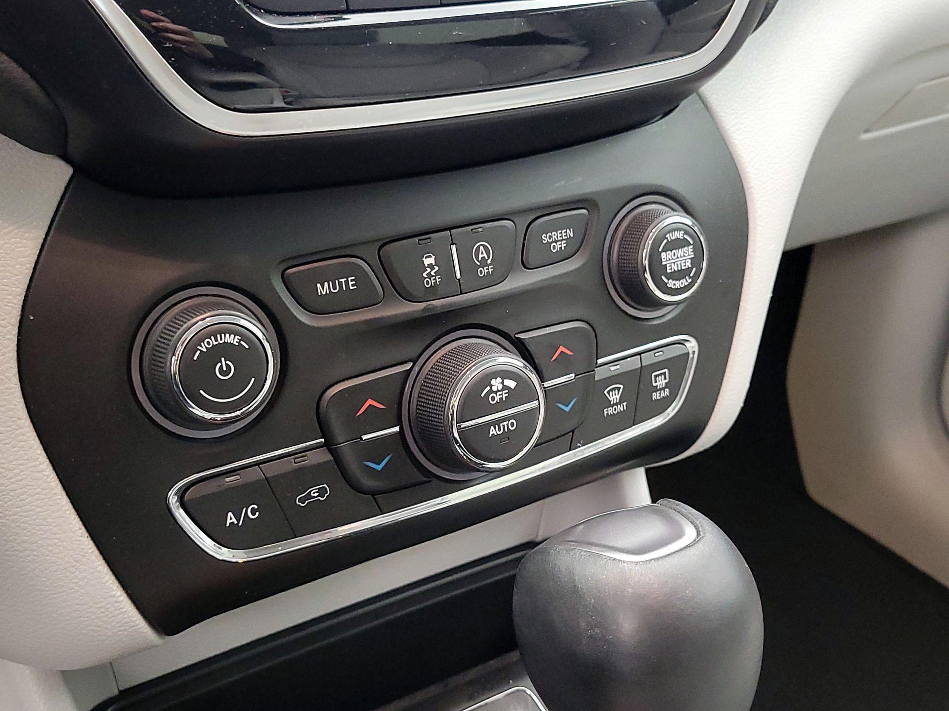 Thumbnail: 2020 Jeep Cherokee - 16