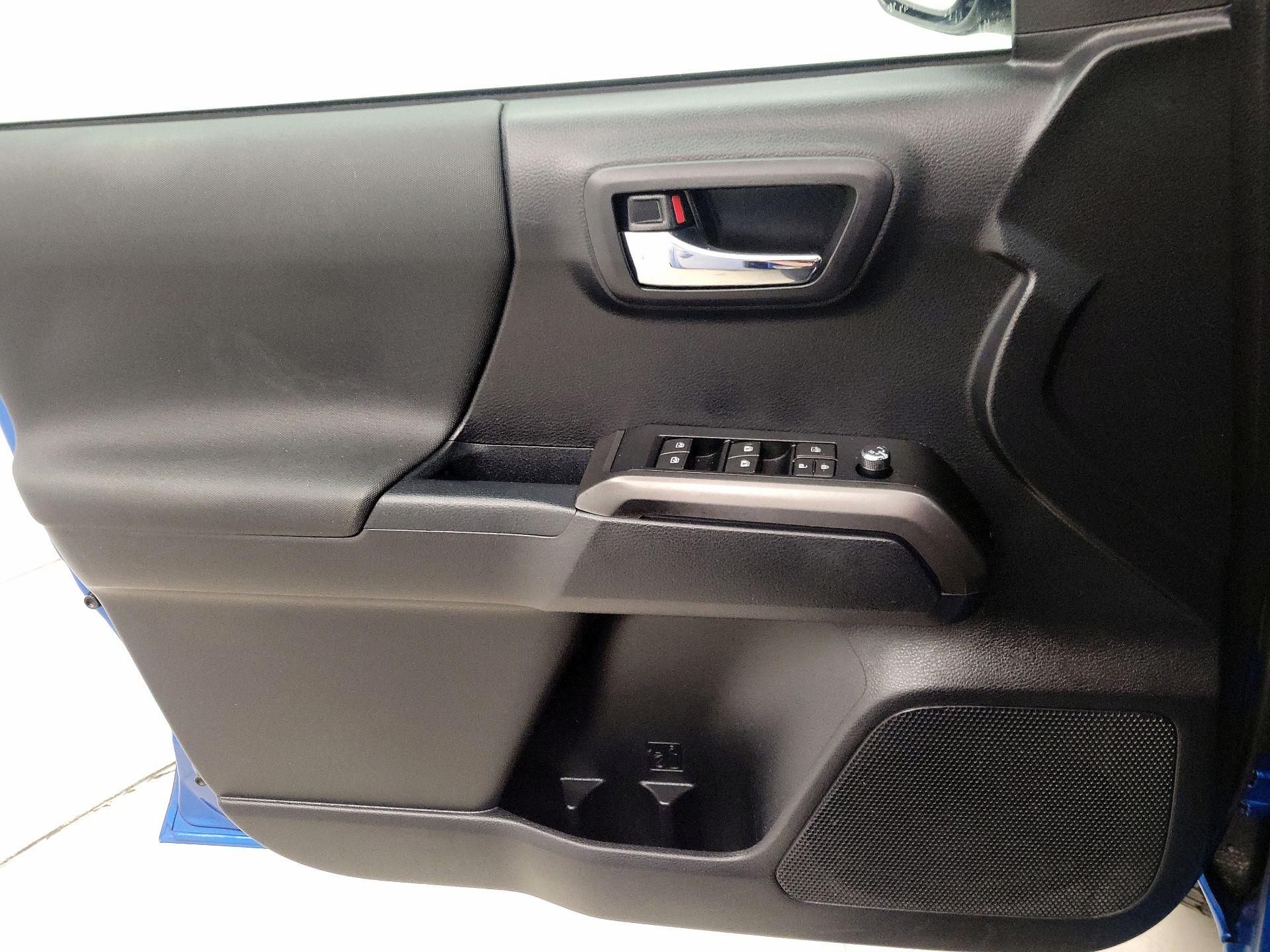 Thumbnail: 2018 Toyota Tacoma - 12