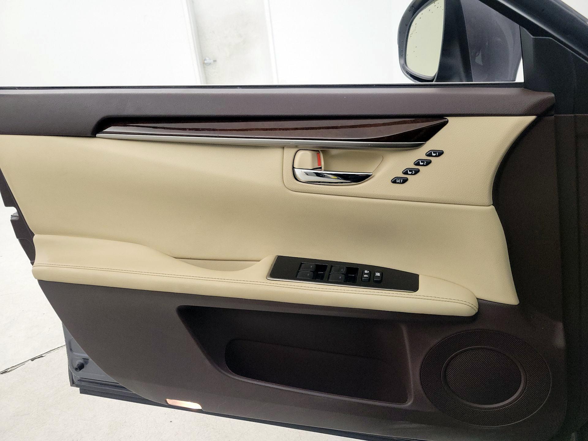 Thumbnail: 2018 Lexus ES - 12