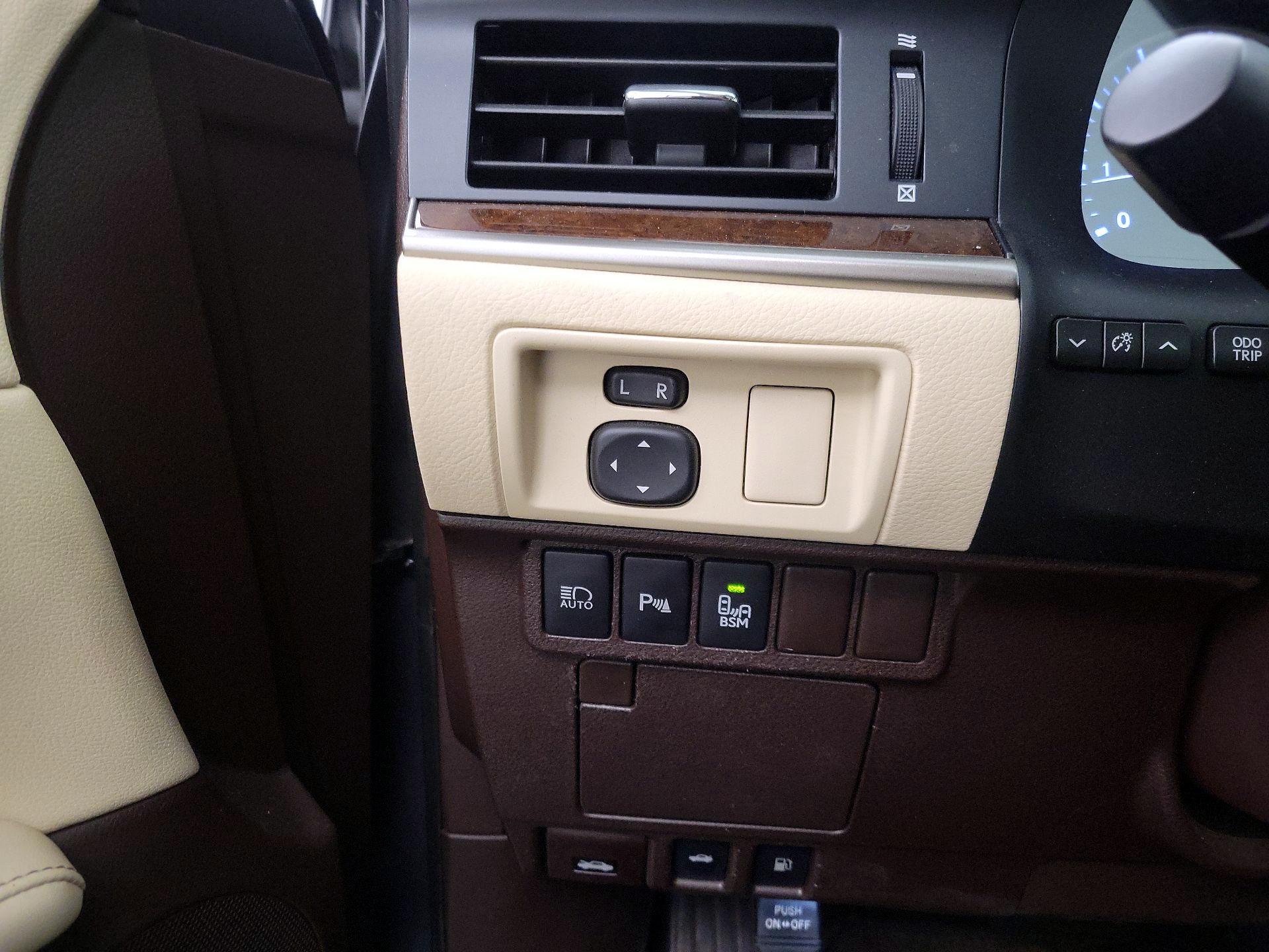 Thumbnail: 2018 Lexus ES - 13