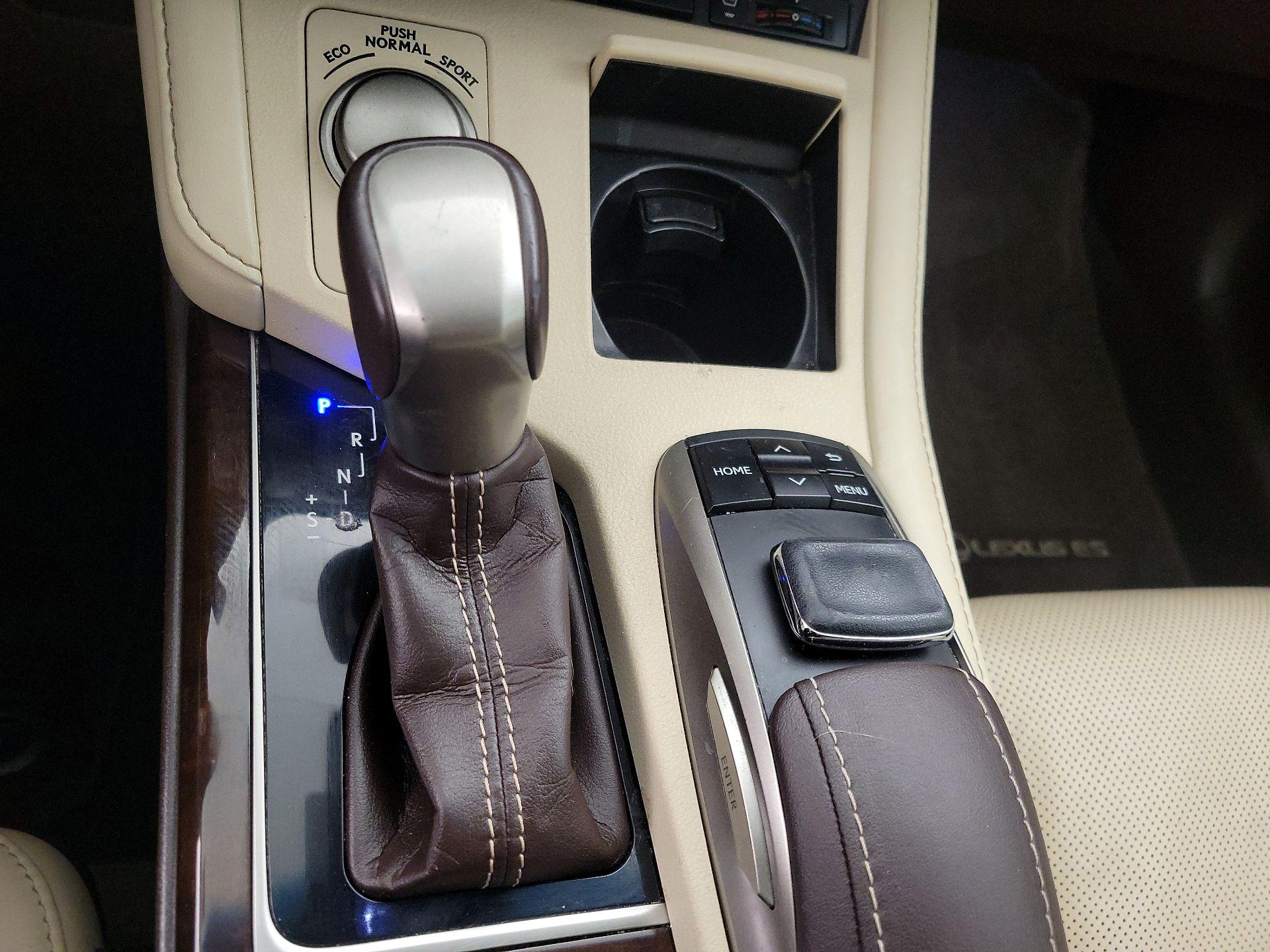 Thumbnail: 2018 Lexus ES - 17