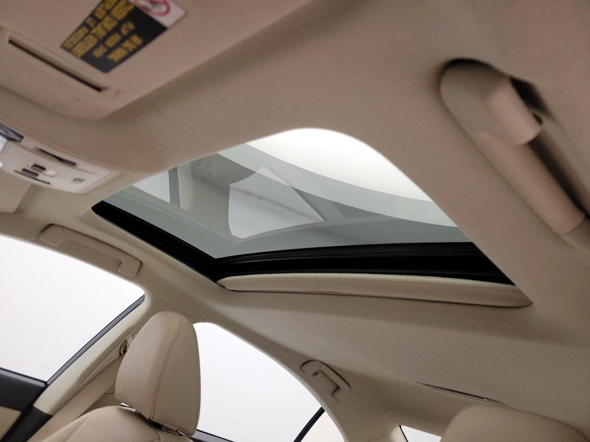 Thumbnail: 2018 Lexus ES - 18