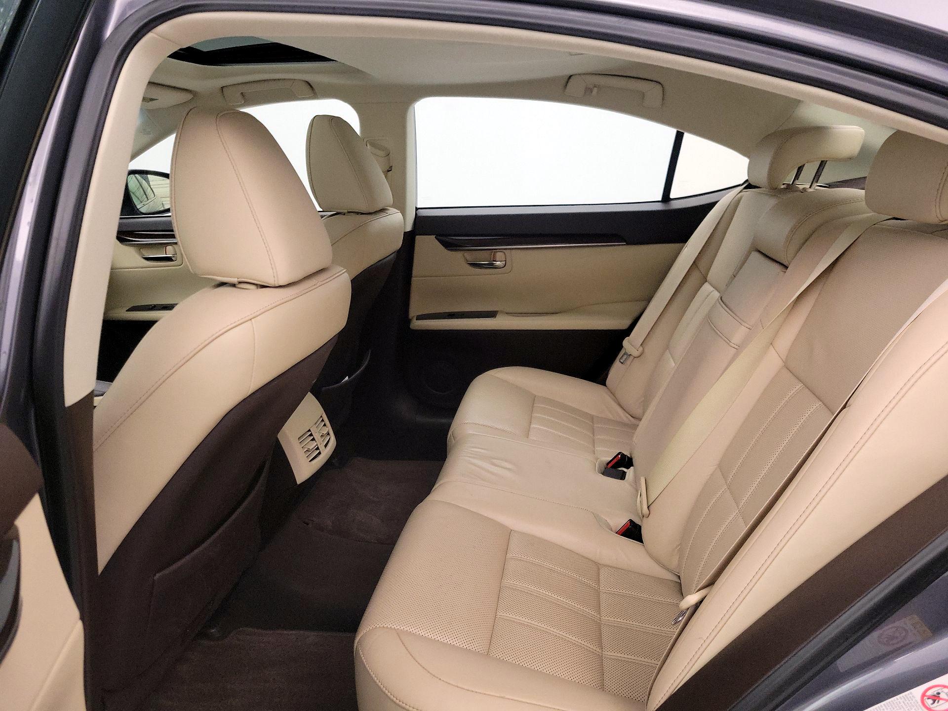 Thumbnail: 2018 Lexus ES - 19