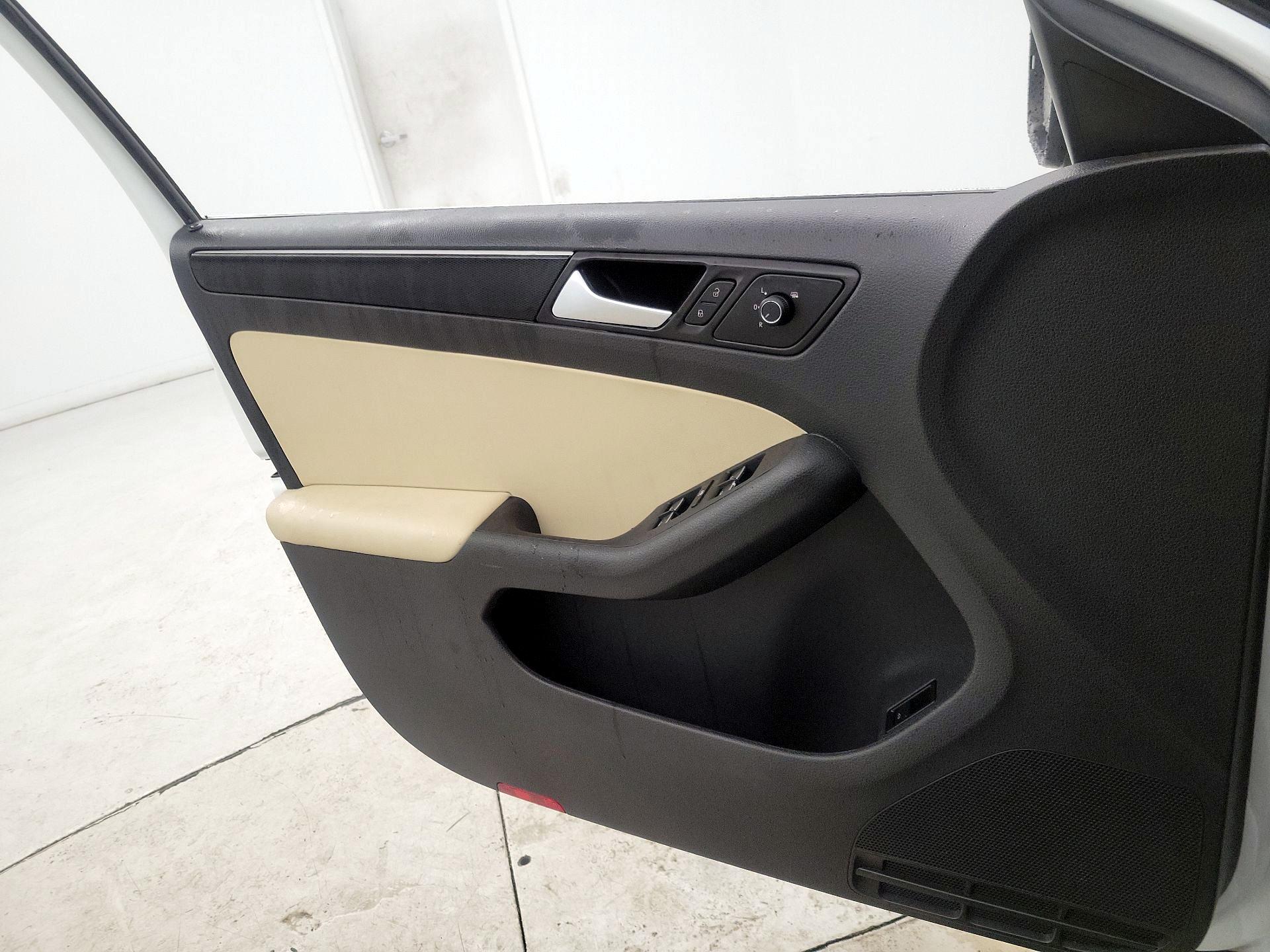 Thumbnail: 2017 Volkswagen Jetta - 12