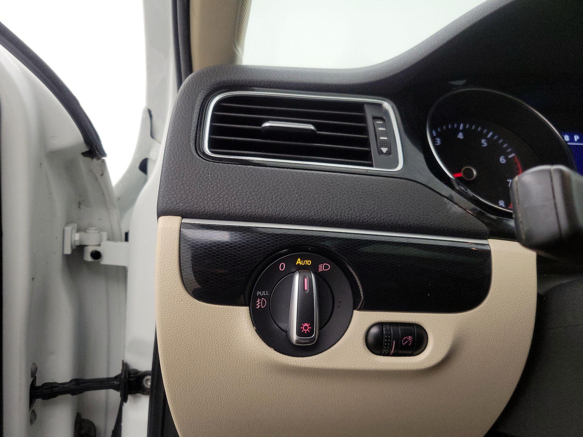 Thumbnail: 2017 Volkswagen Jetta - 13