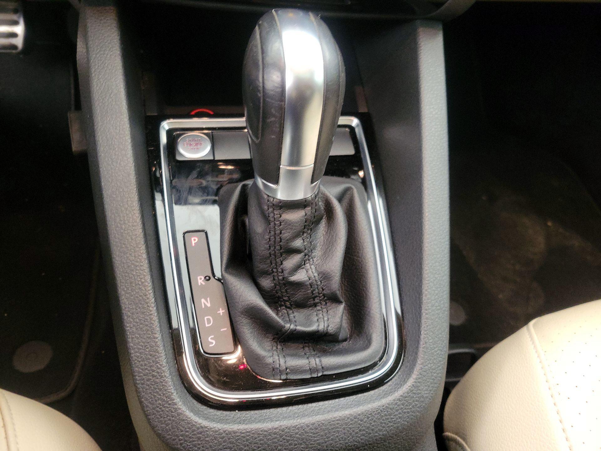 Thumbnail: 2017 Volkswagen Jetta - 17