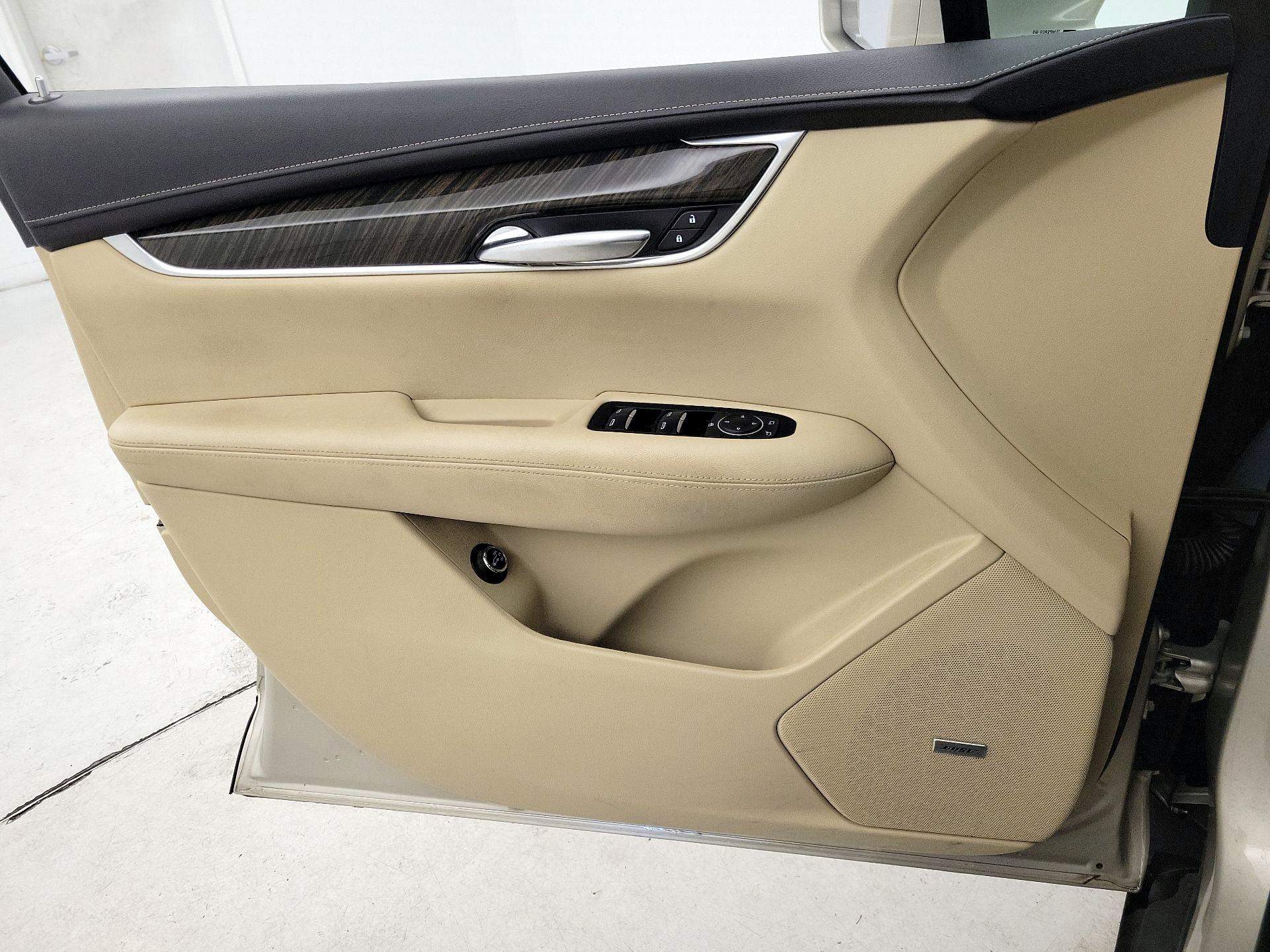 Thumbnail: 2017 Cadillac XT5 - 12