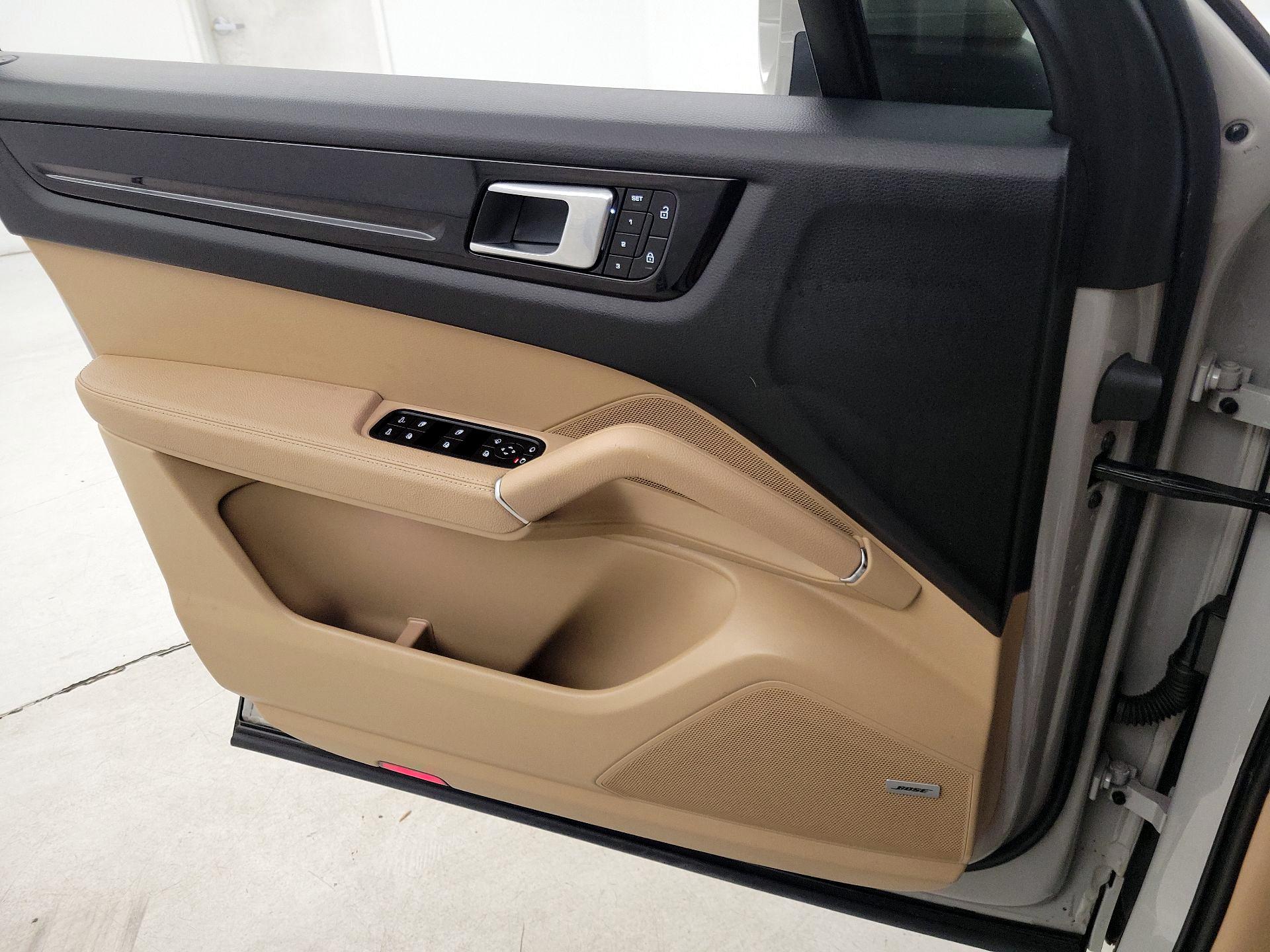 Thumbnail: 2022 Porsche Cayenne - 12