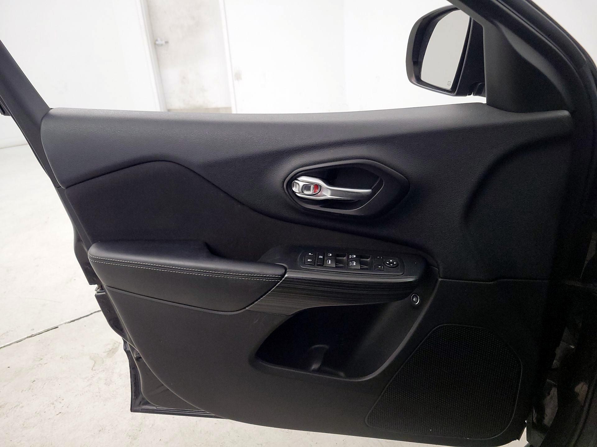 Thumbnail: 2015 Jeep Cherokee - 12