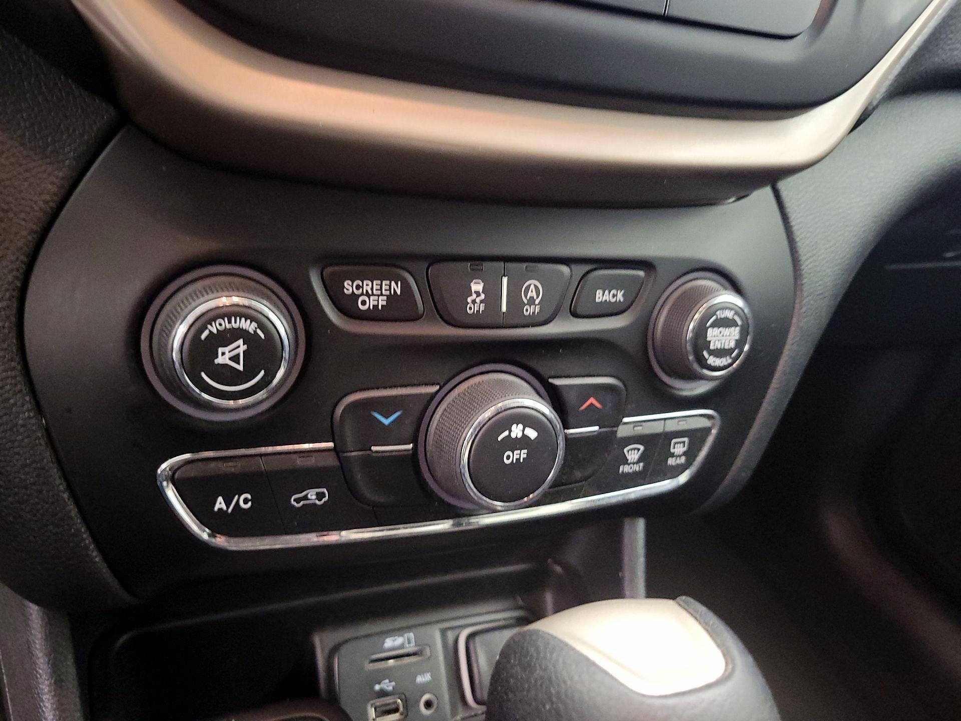 Thumbnail: 2015 Jeep Cherokee - 16