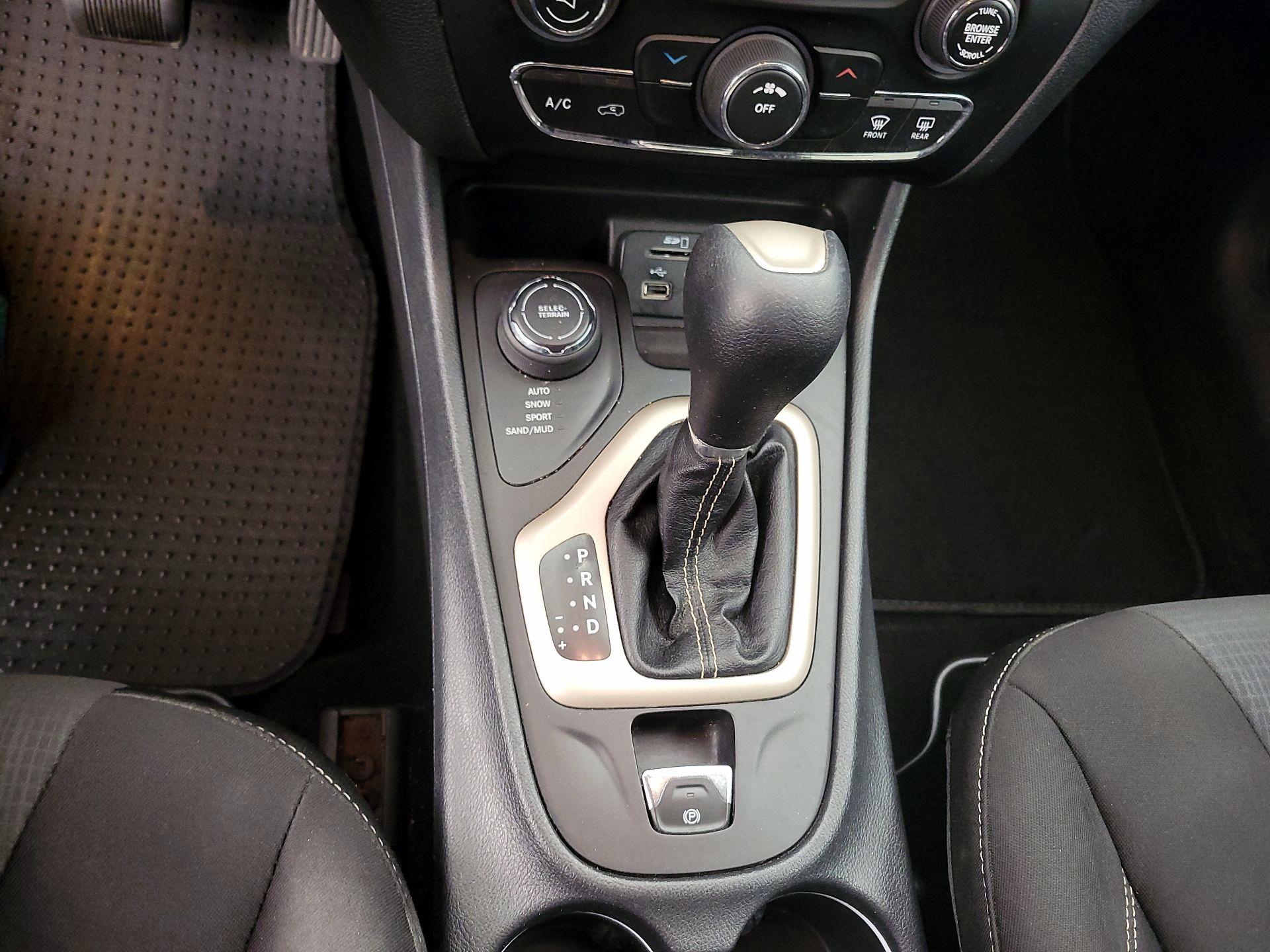 Thumbnail: 2015 Jeep Cherokee - 17