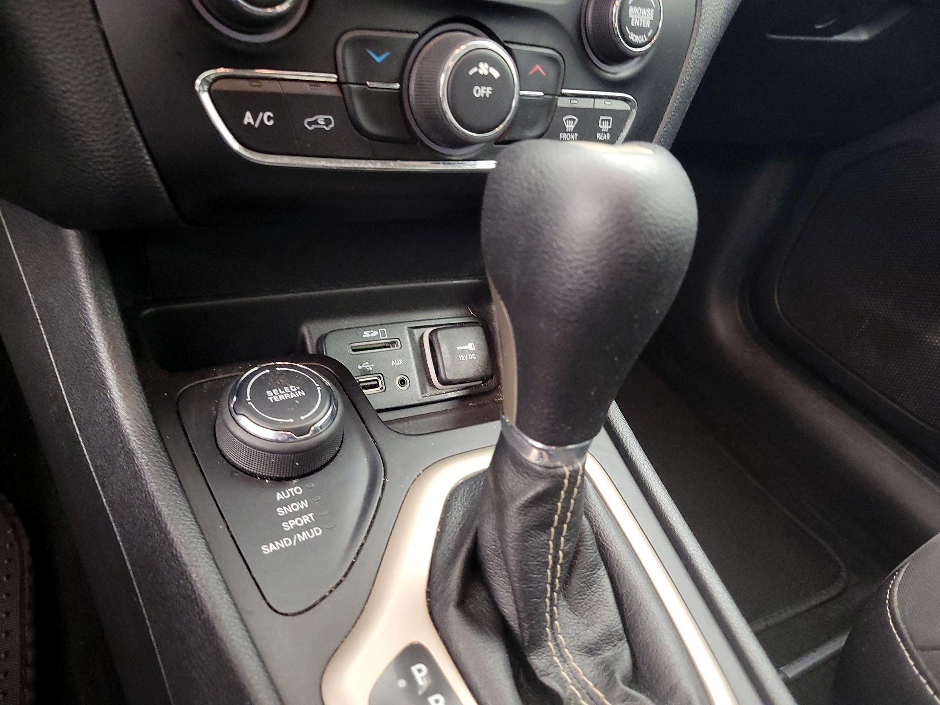 Thumbnail: 2015 Jeep Cherokee - 18