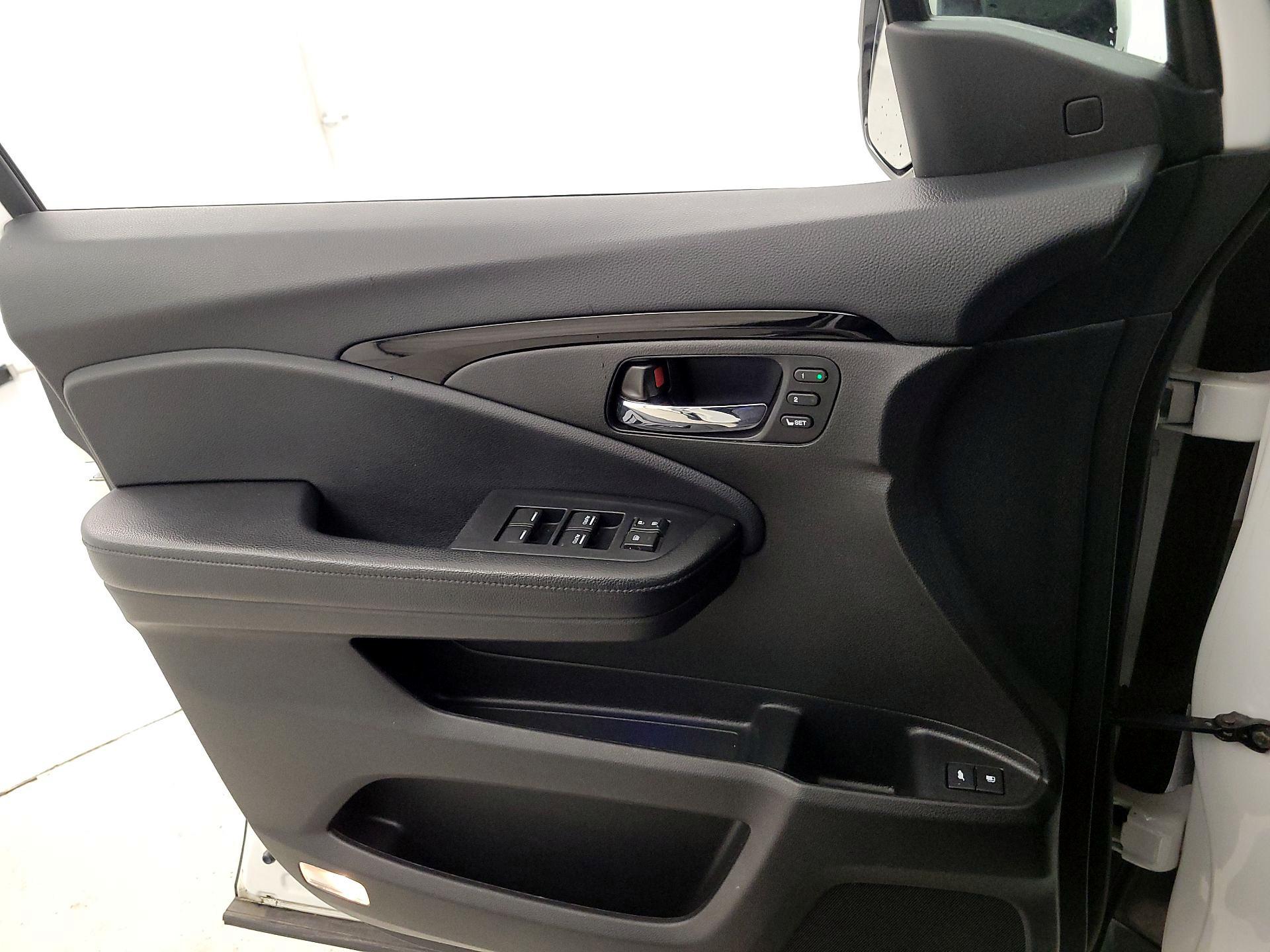 Thumbnail: 2020 Honda Pilot - 12