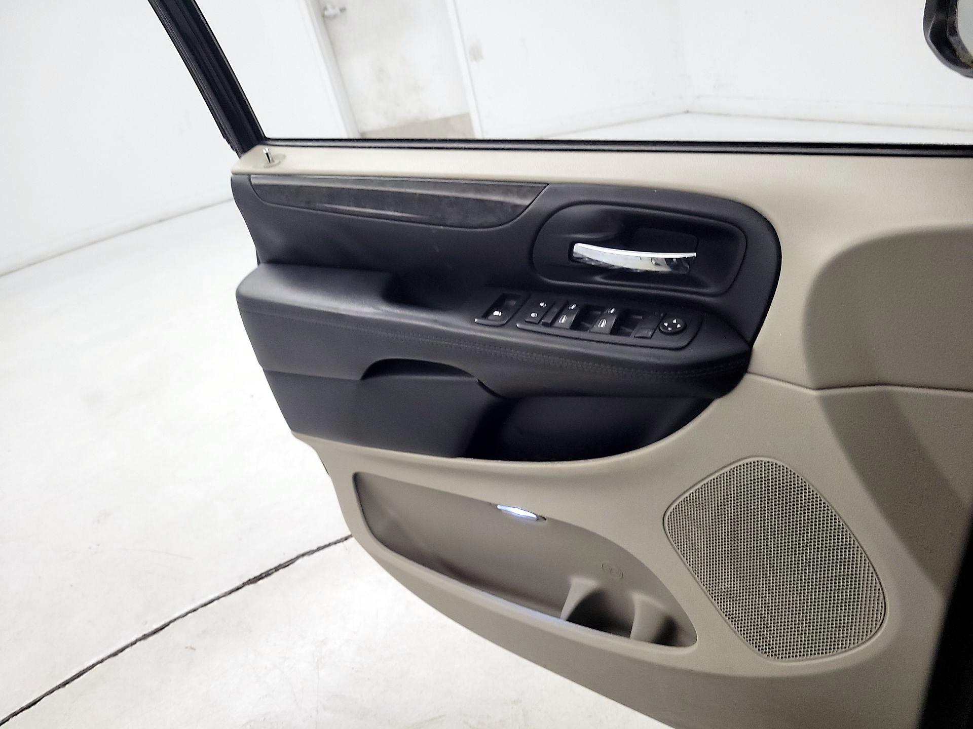 Thumbnail: 2017 Dodge Grand Caravan - 12