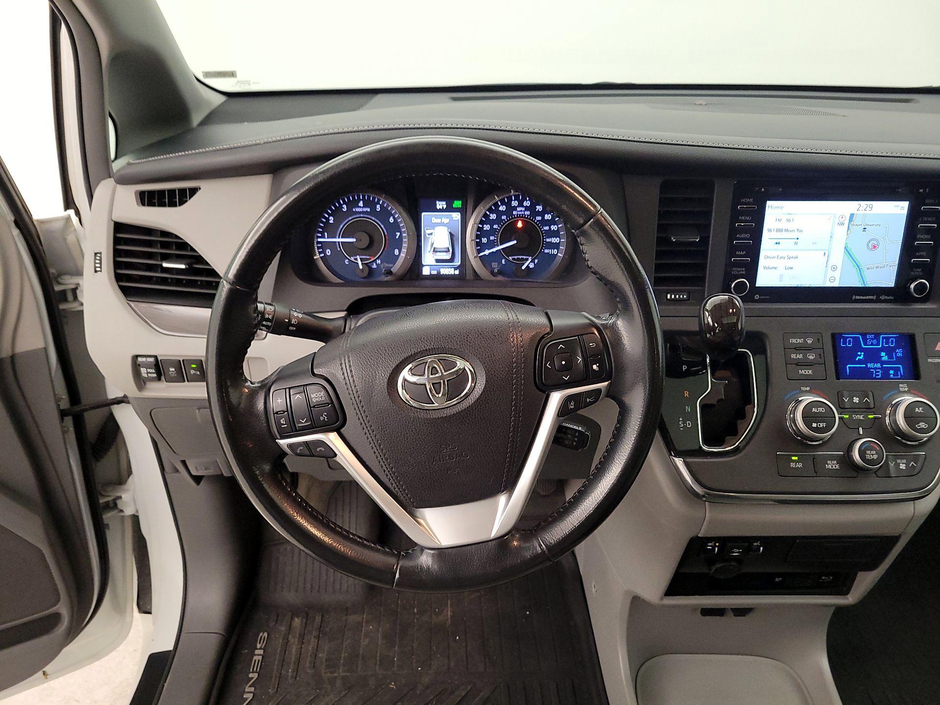 Thumbnail: 2018 Toyota Sienna - 10