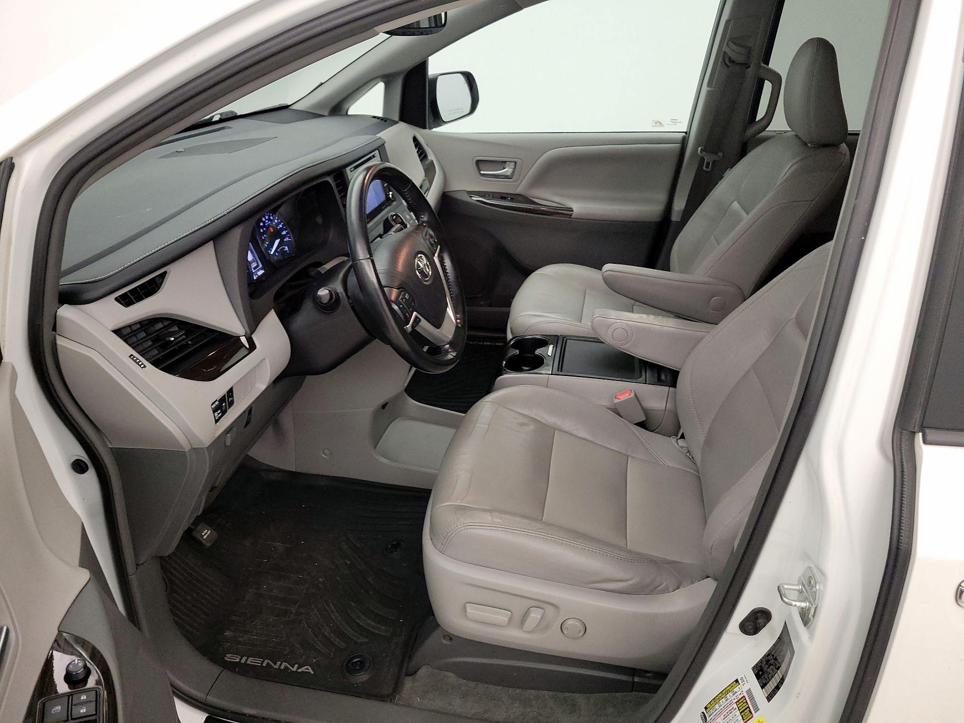 Thumbnail: 2018 Toyota Sienna - 11