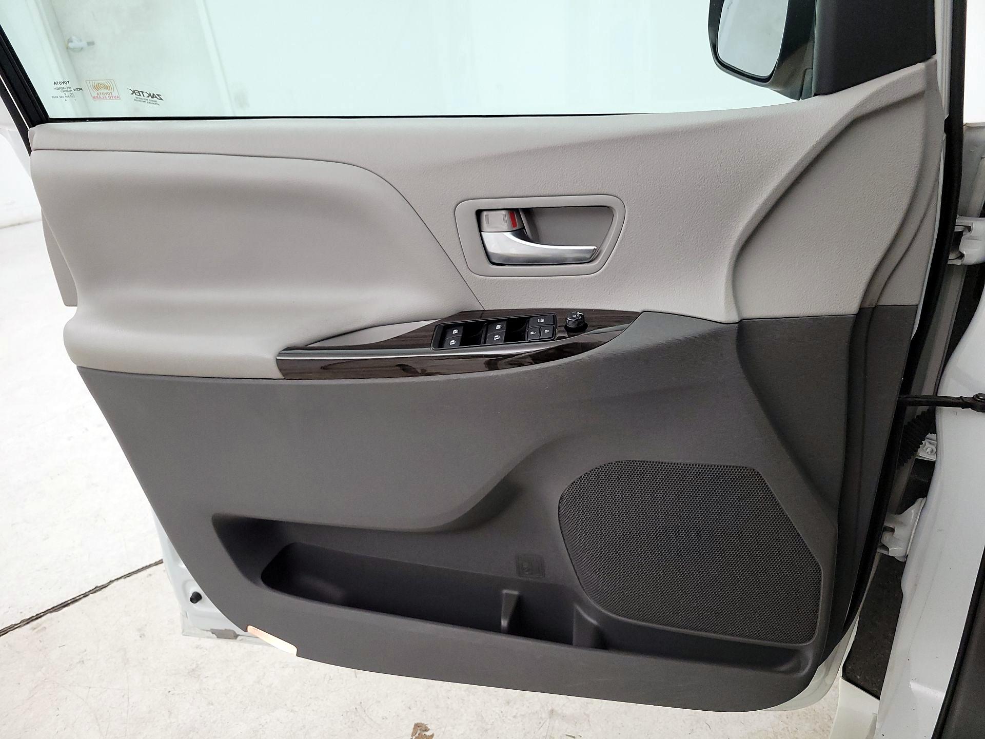 Thumbnail: 2018 Toyota Sienna - 12