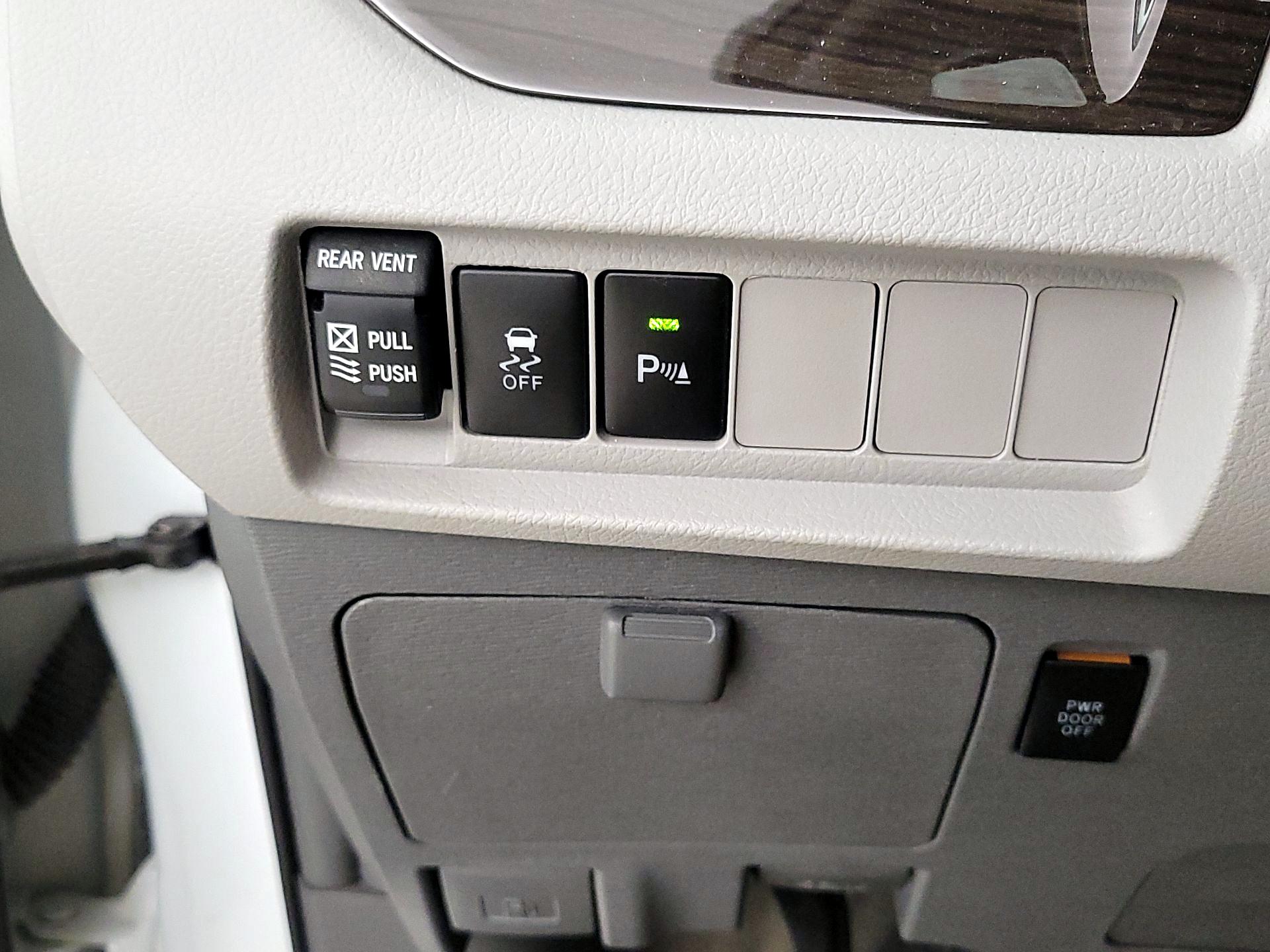 Thumbnail: 2018 Toyota Sienna - 13