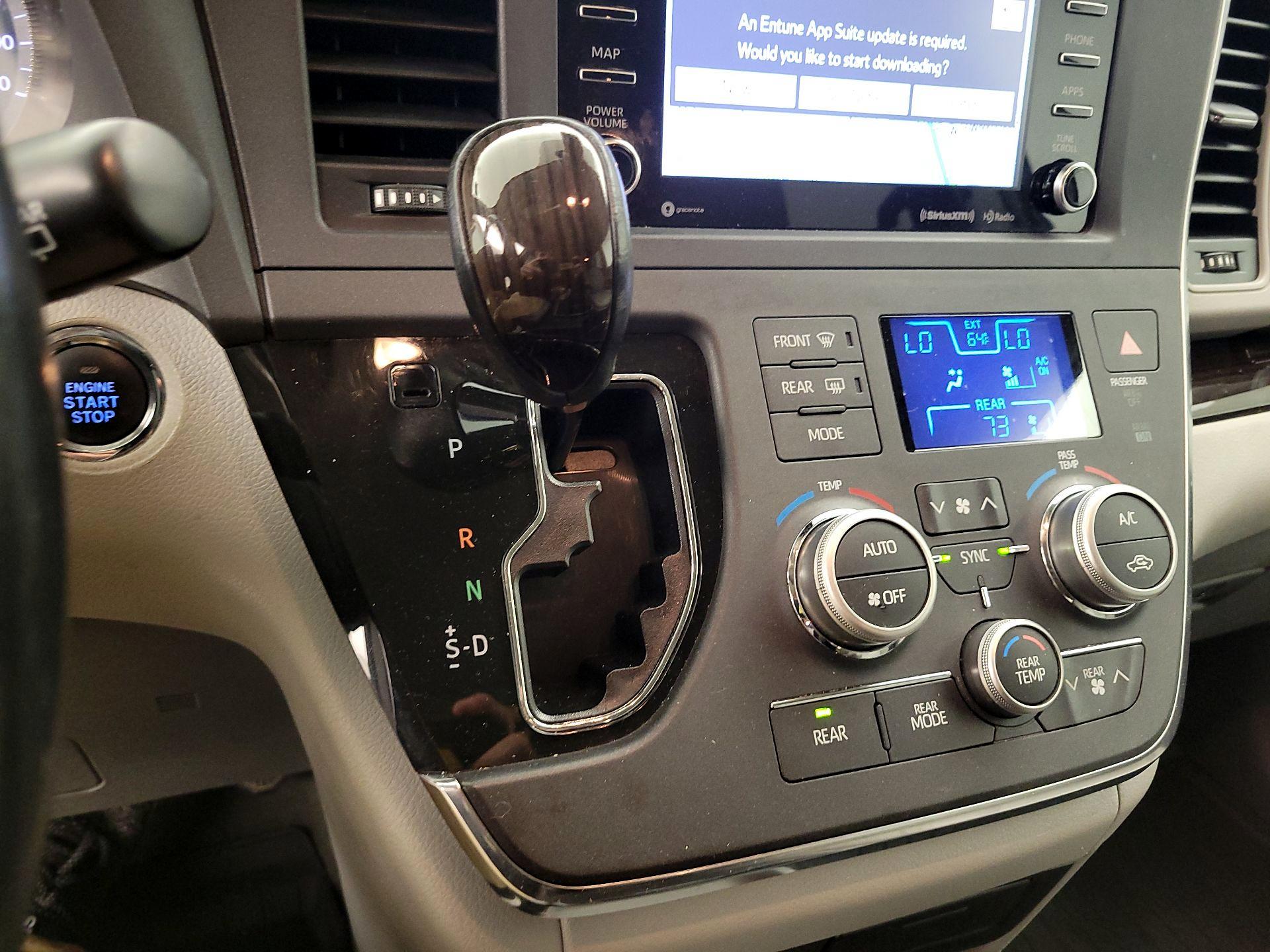 Thumbnail: 2018 Toyota Sienna - 17