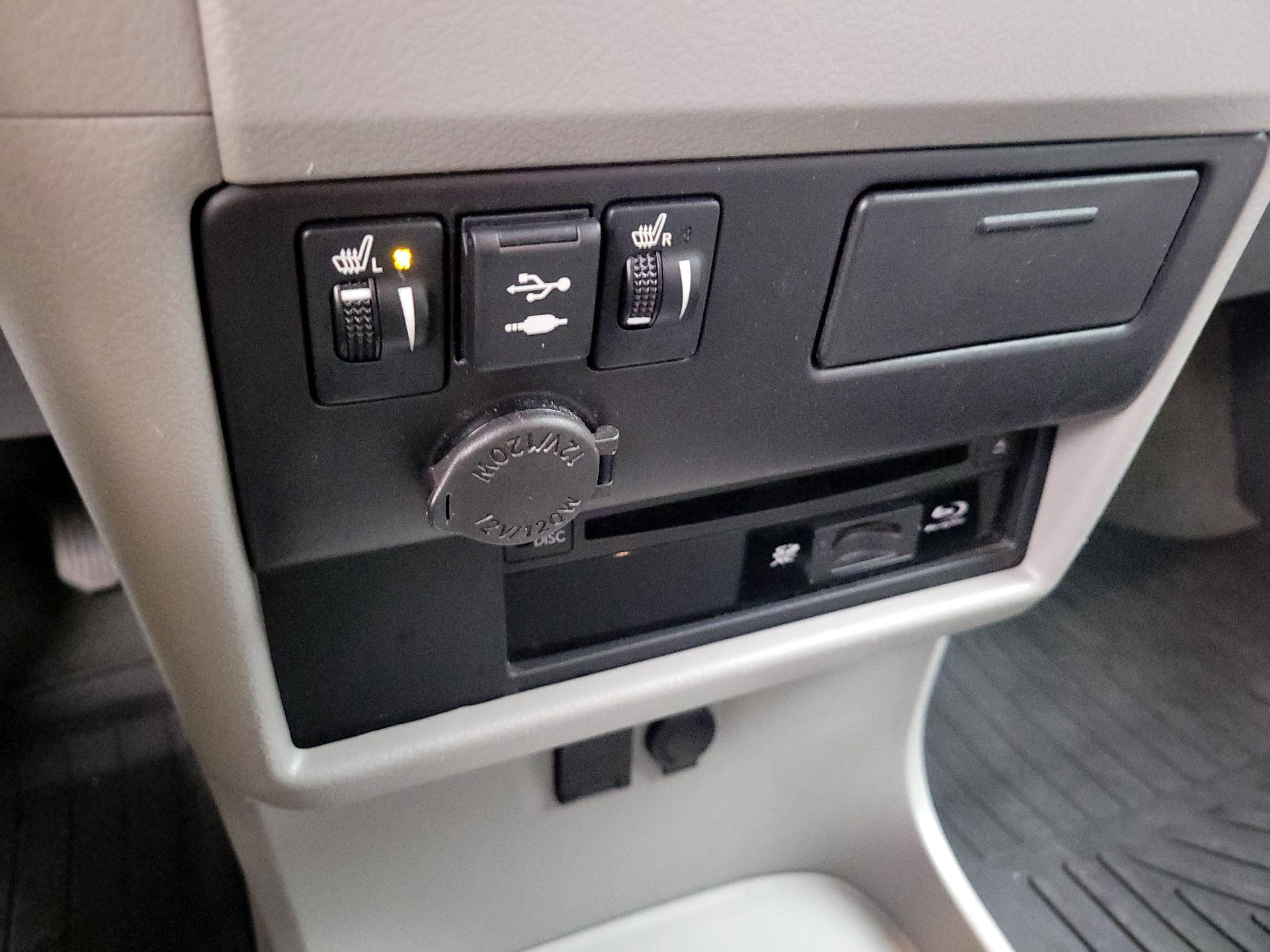 Thumbnail: 2018 Toyota Sienna - 18