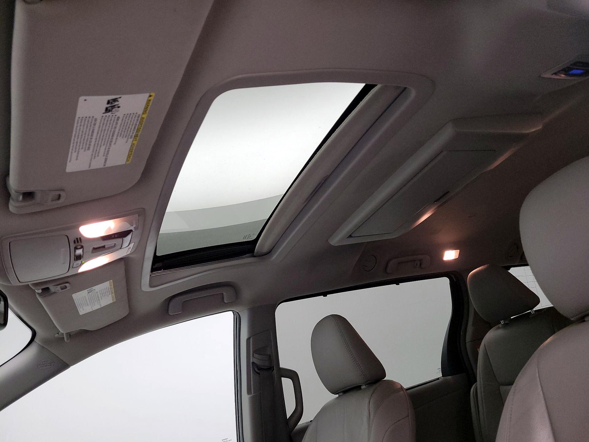 Thumbnail: 2018 Toyota Sienna - 19