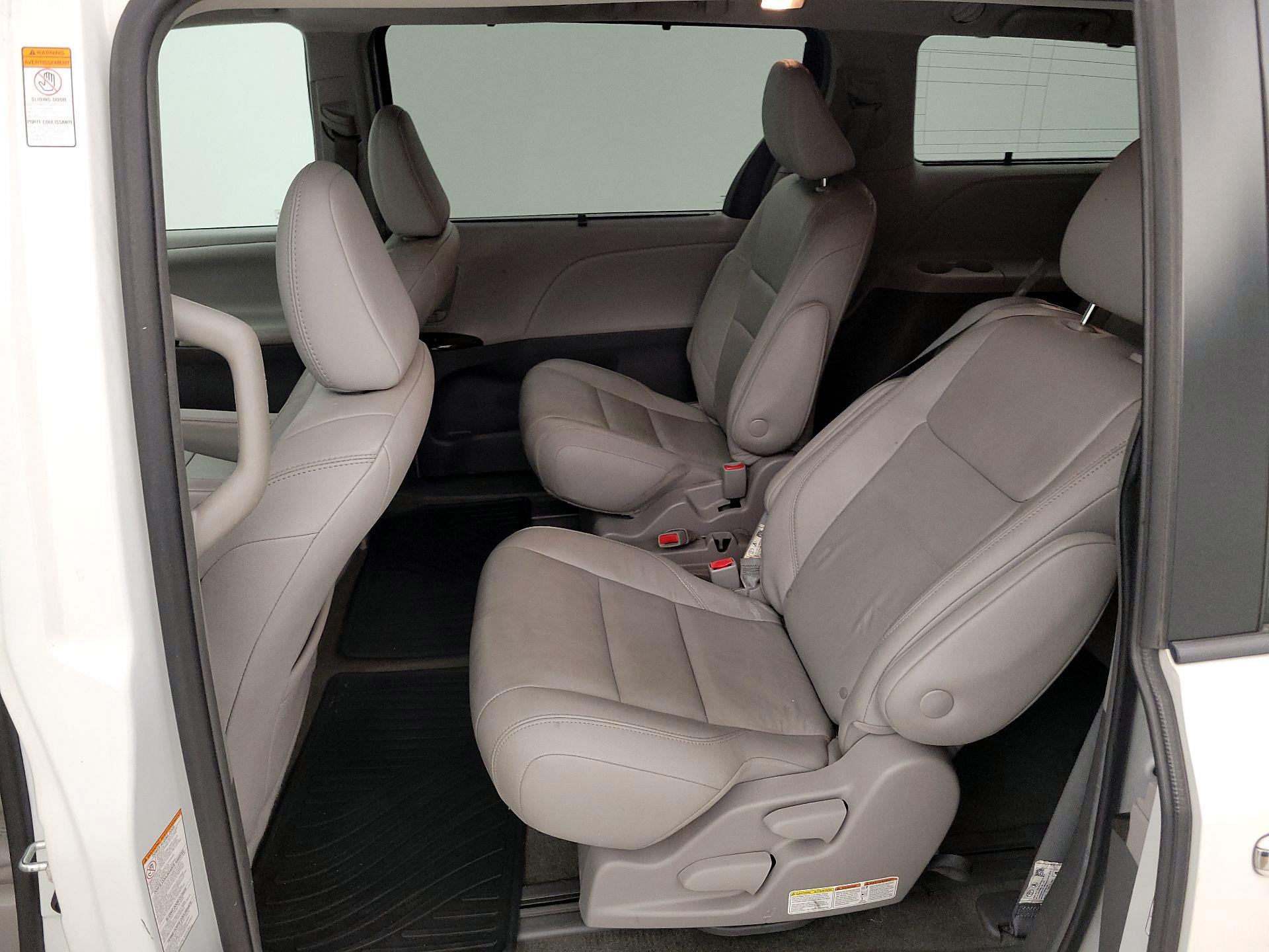 Thumbnail: 2018 Toyota Sienna - 20