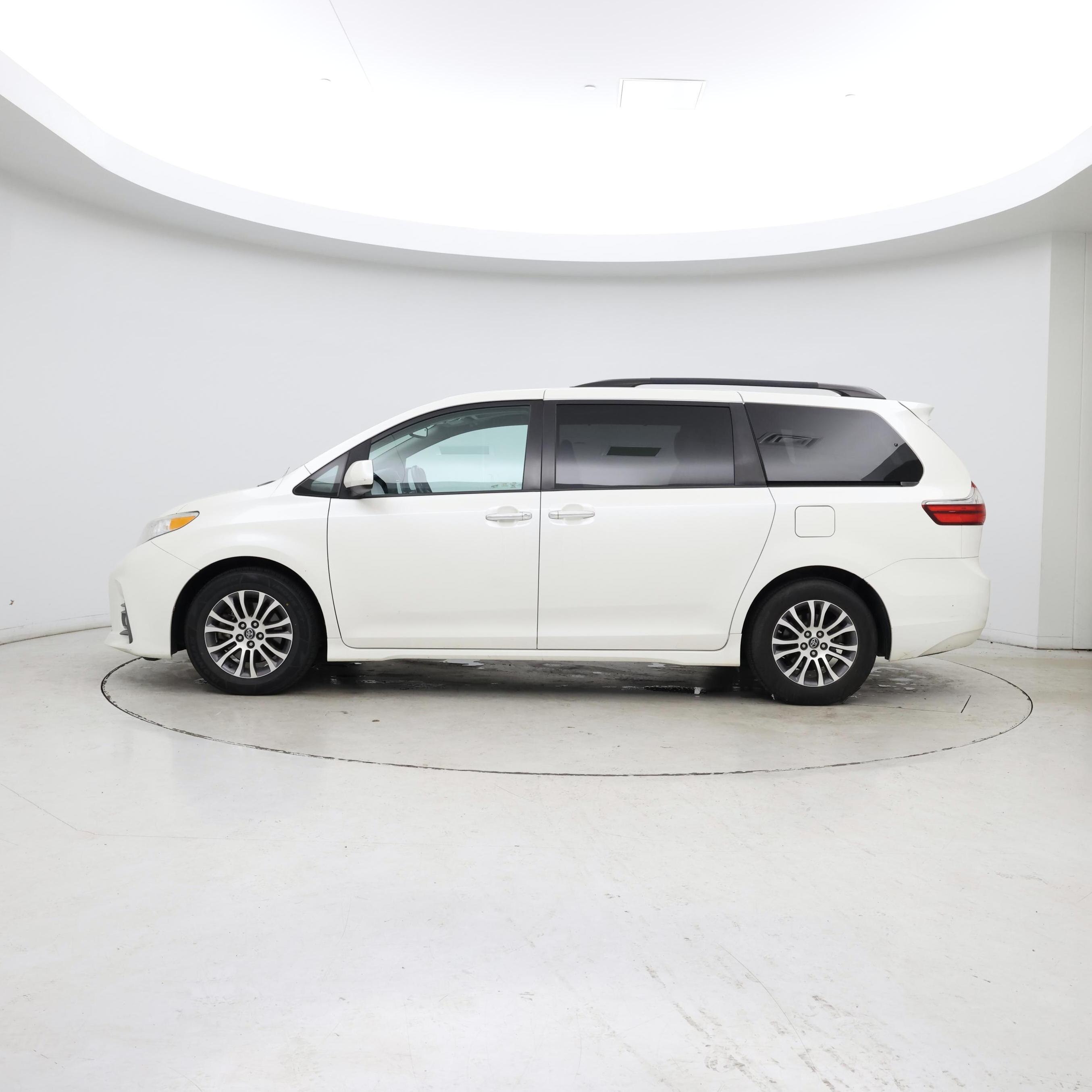 Thumbnail: 2018 Toyota Sienna - 3