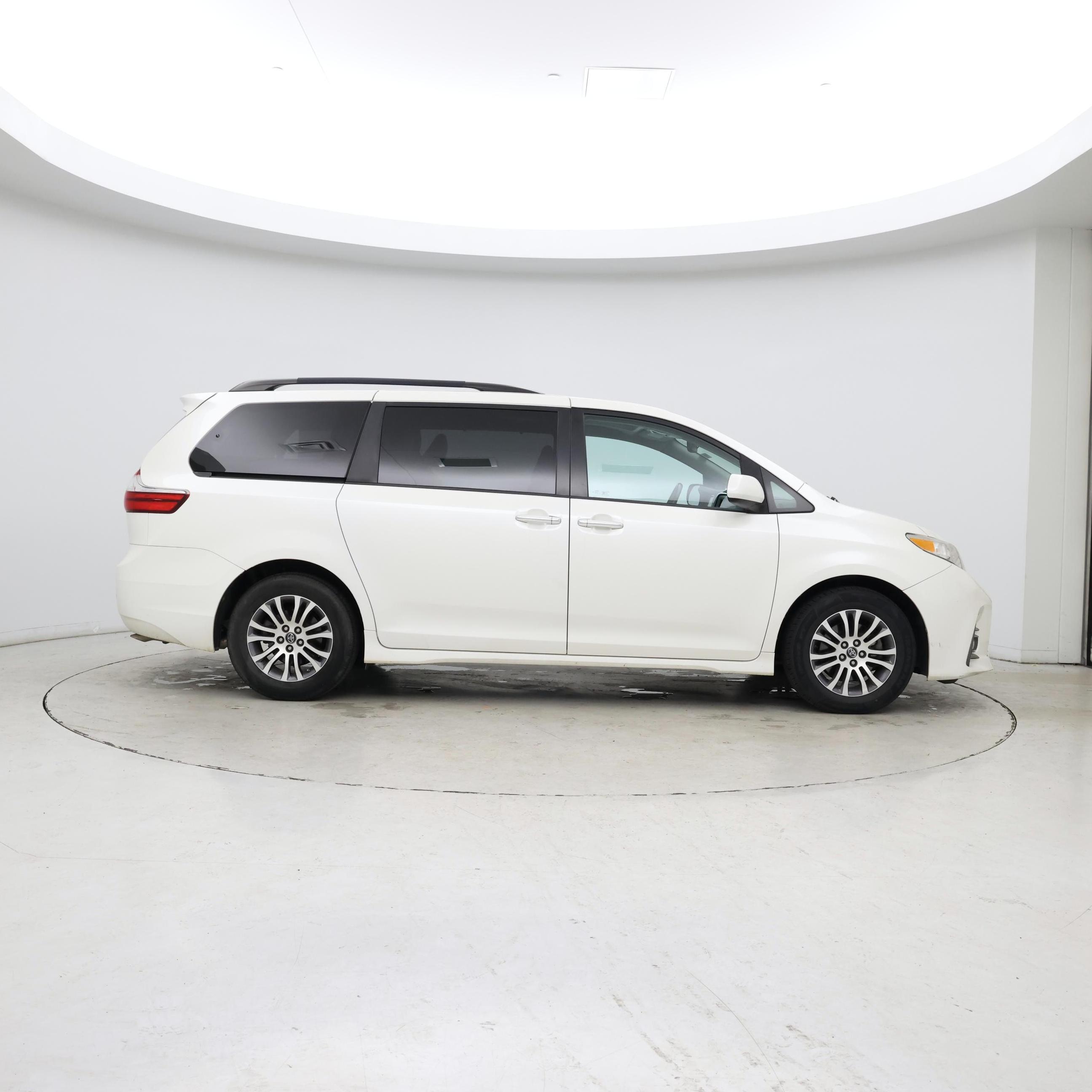 Thumbnail: 2018 Toyota Sienna - 7