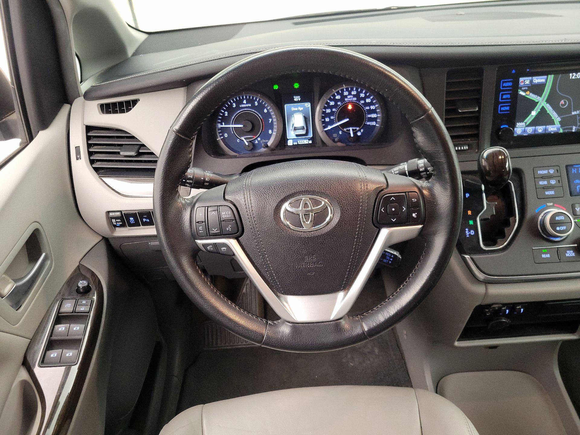 Thumbnail: 2015 Toyota Sienna - 10