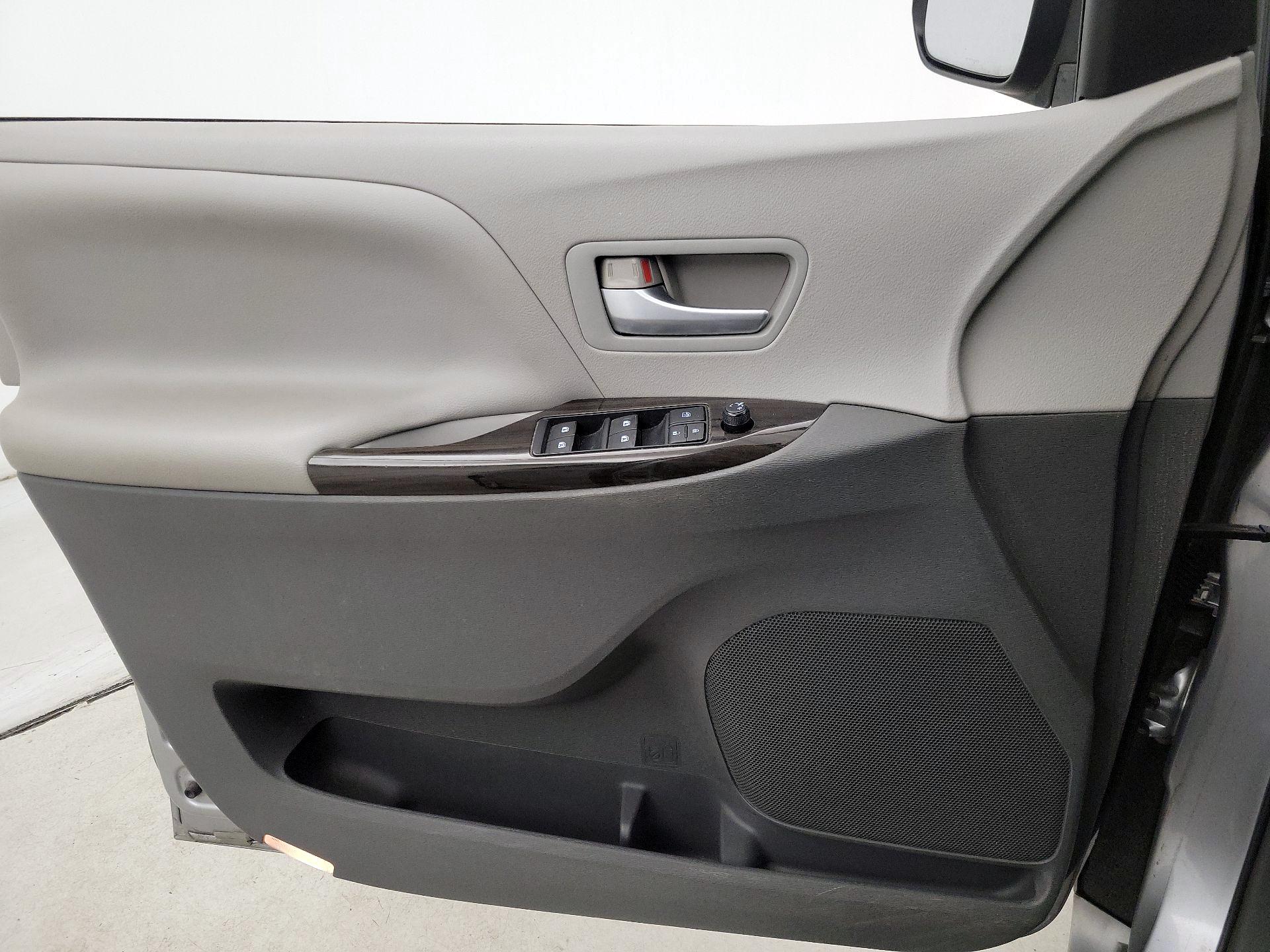 Thumbnail: 2015 Toyota Sienna - 12