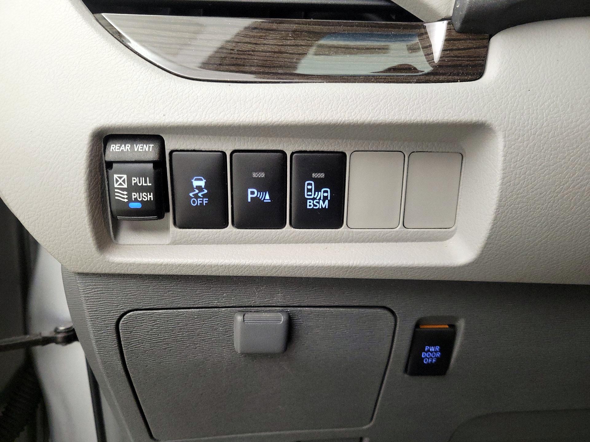 Thumbnail: 2015 Toyota Sienna - 13