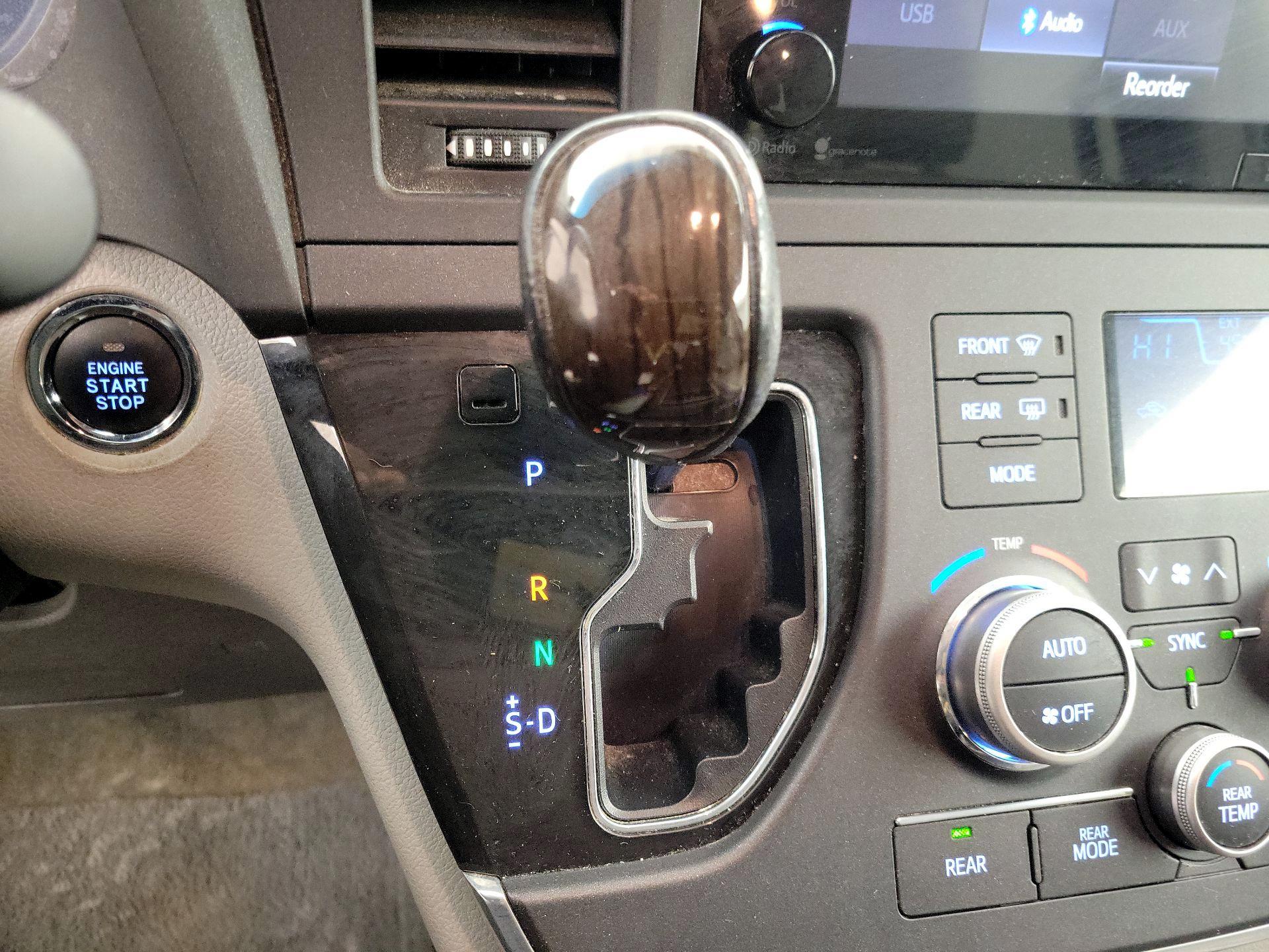 Thumbnail: 2015 Toyota Sienna - 18