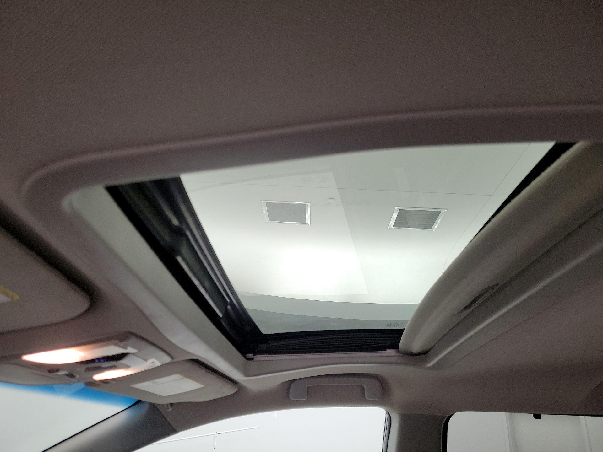 Thumbnail: 2015 Toyota Sienna - 20