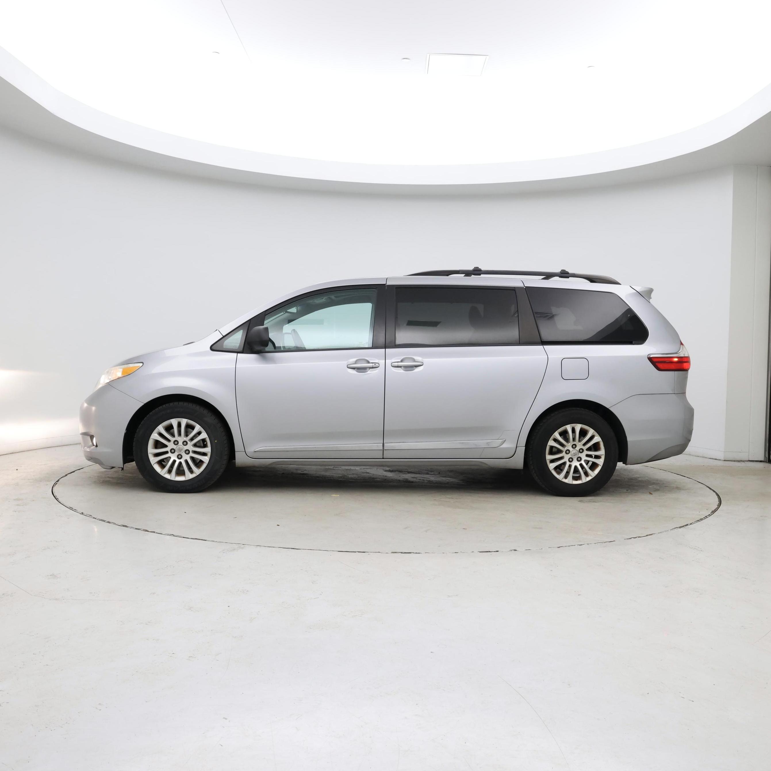 Thumbnail: 2015 Toyota Sienna - 3