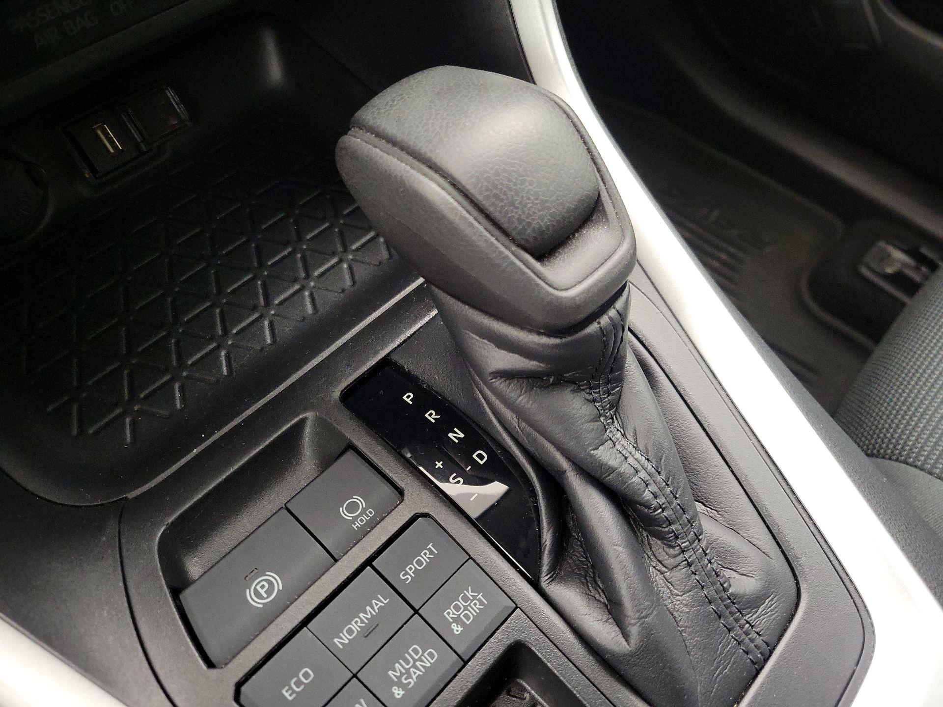 Thumbnail: 2021 Toyota RAV4 - 17