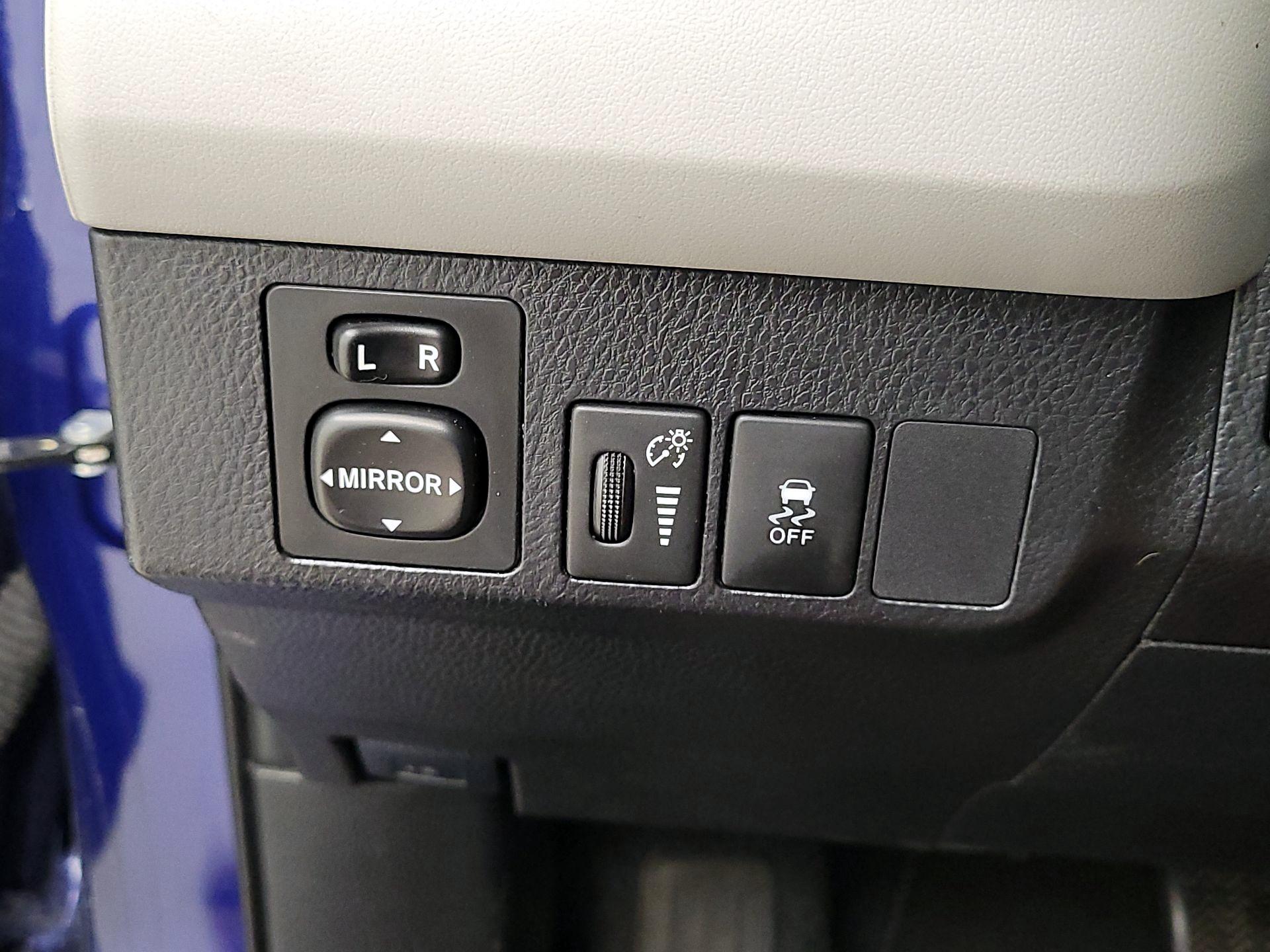 Thumbnail: 2015 Toyota RAV4 - 13