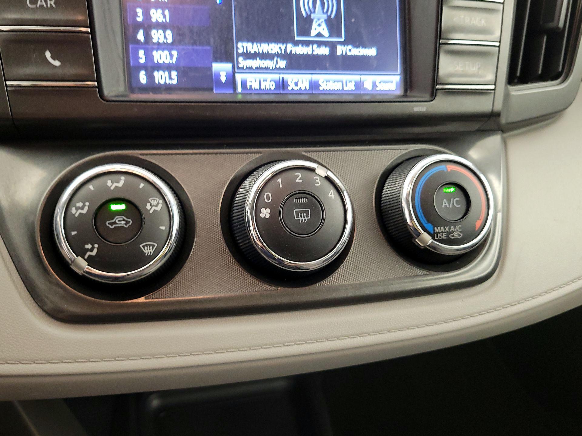 Thumbnail: 2015 Toyota RAV4 - 16