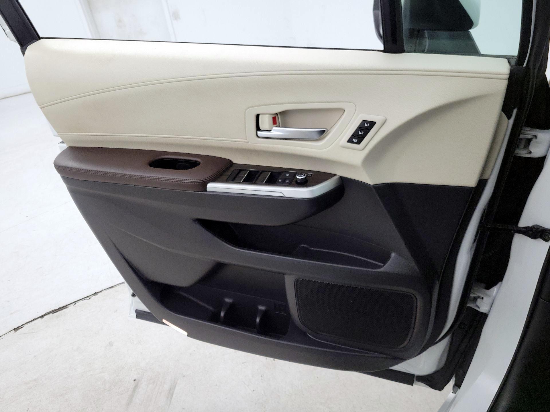 Thumbnail: 2022 Toyota Sienna - 12