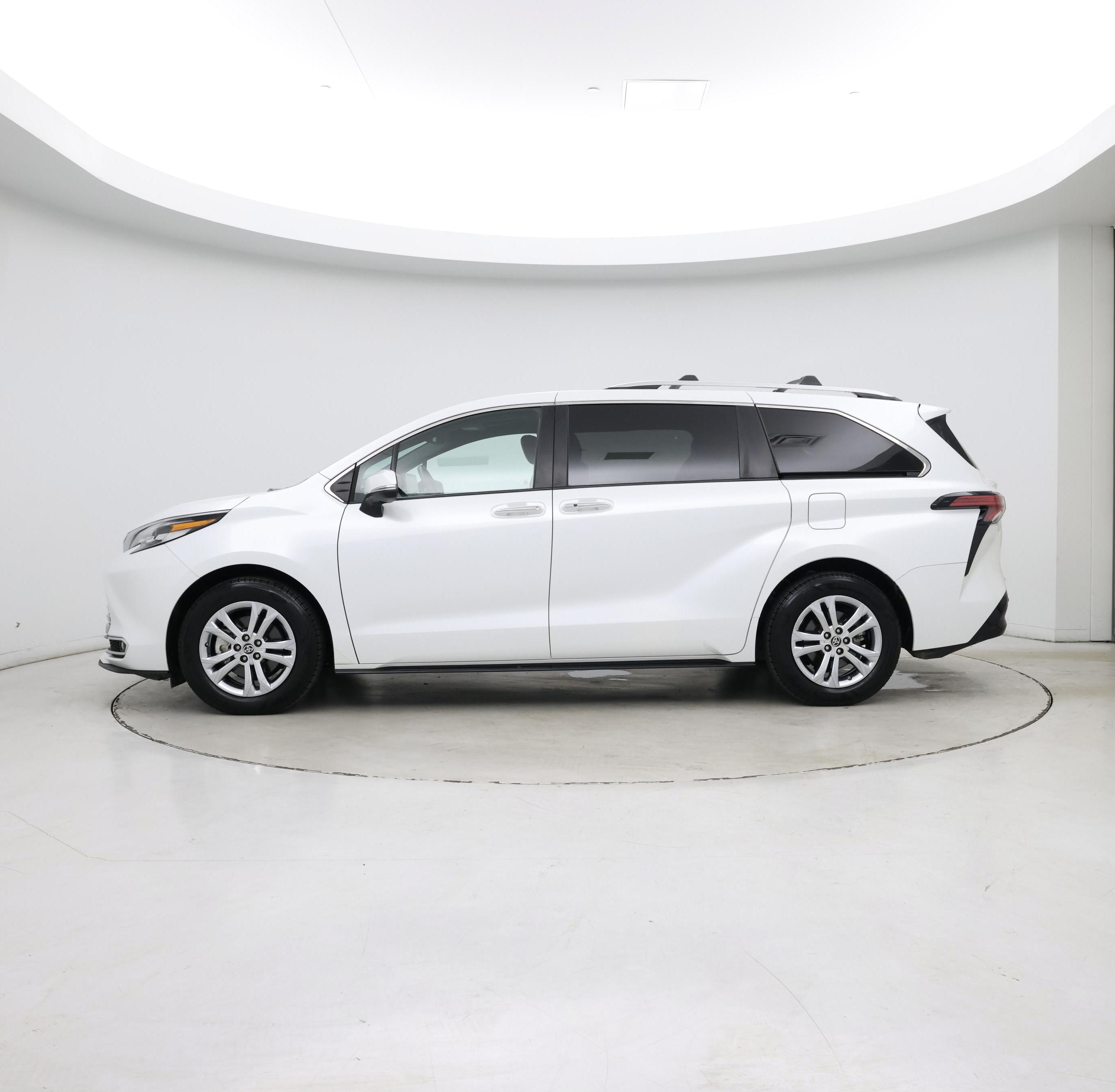 Thumbnail: 2022 Toyota Sienna - 3