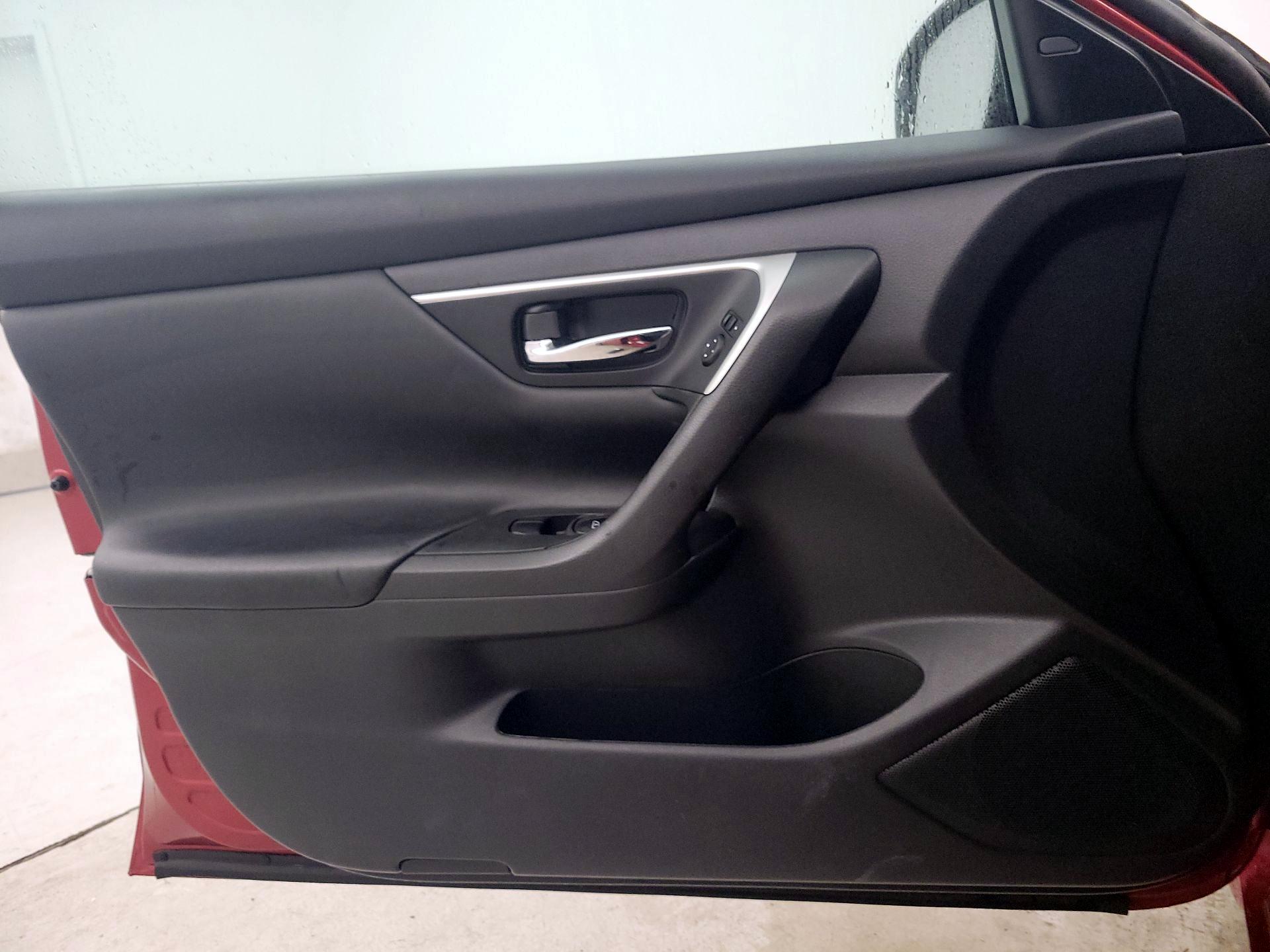 Thumbnail: 2016 Nissan Altima - 12