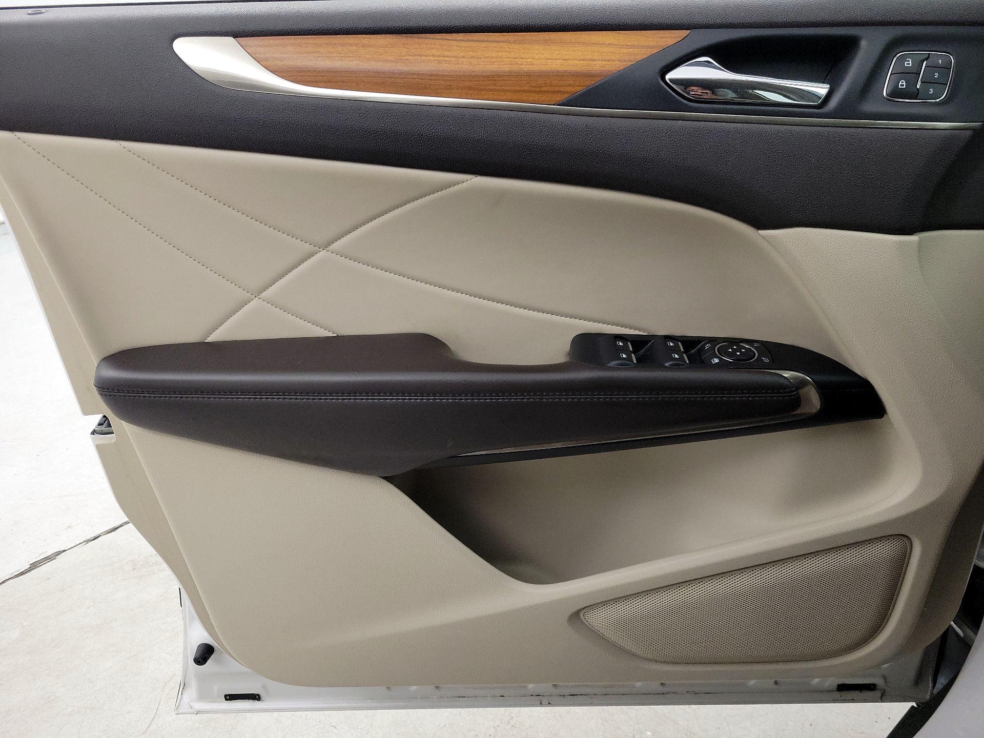 Thumbnail: 2017 Lincoln MKC - 12