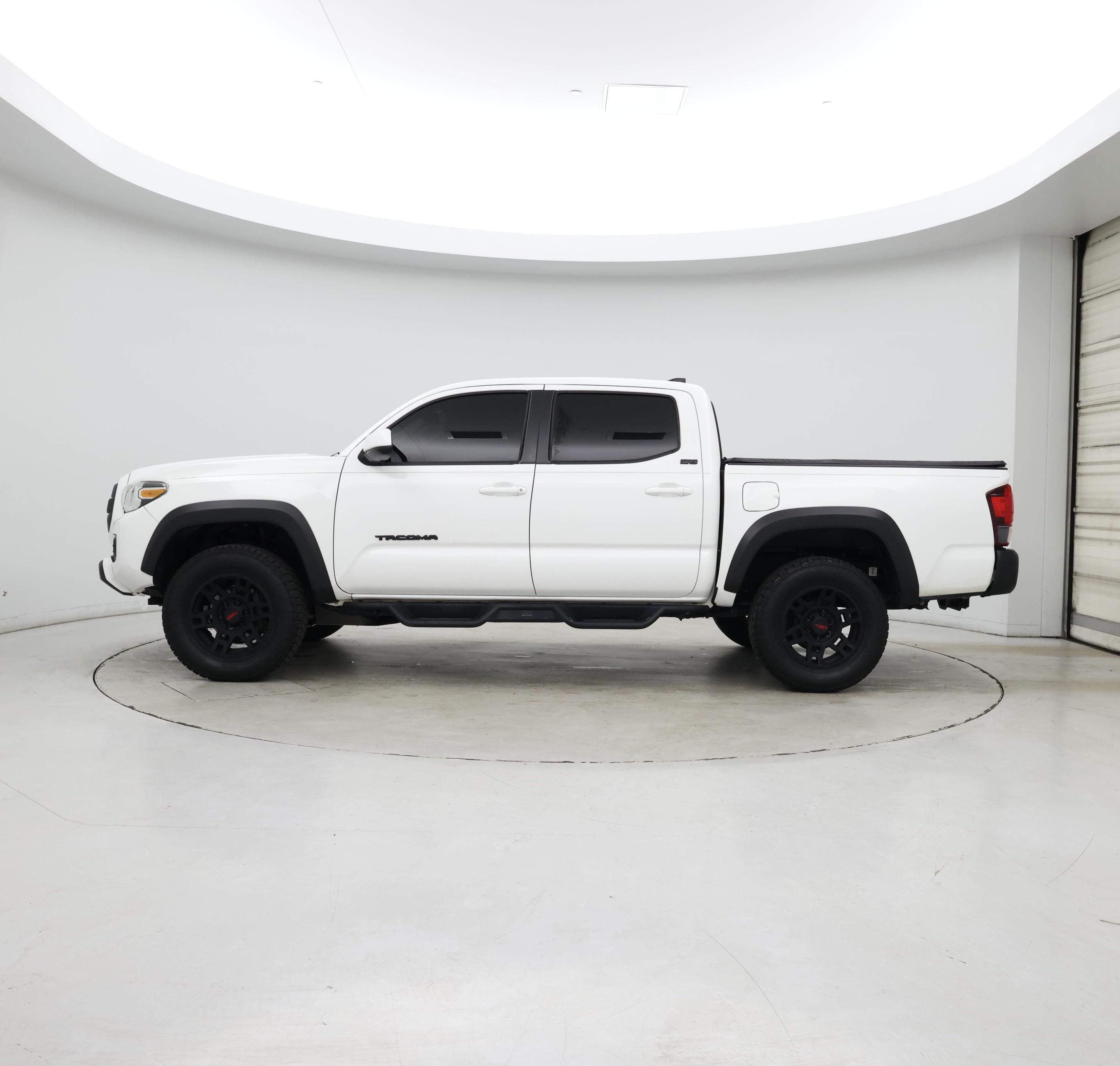 Thumbnail: 2019 Toyota Tacoma - 3
