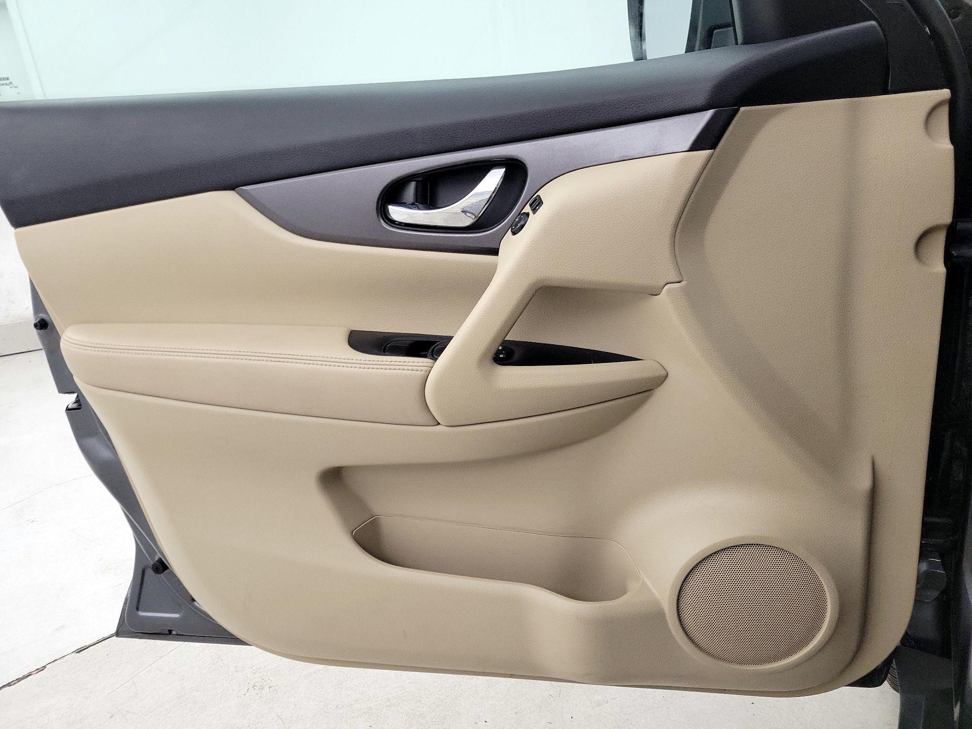 Thumbnail: 2016 Nissan Rogue - 12